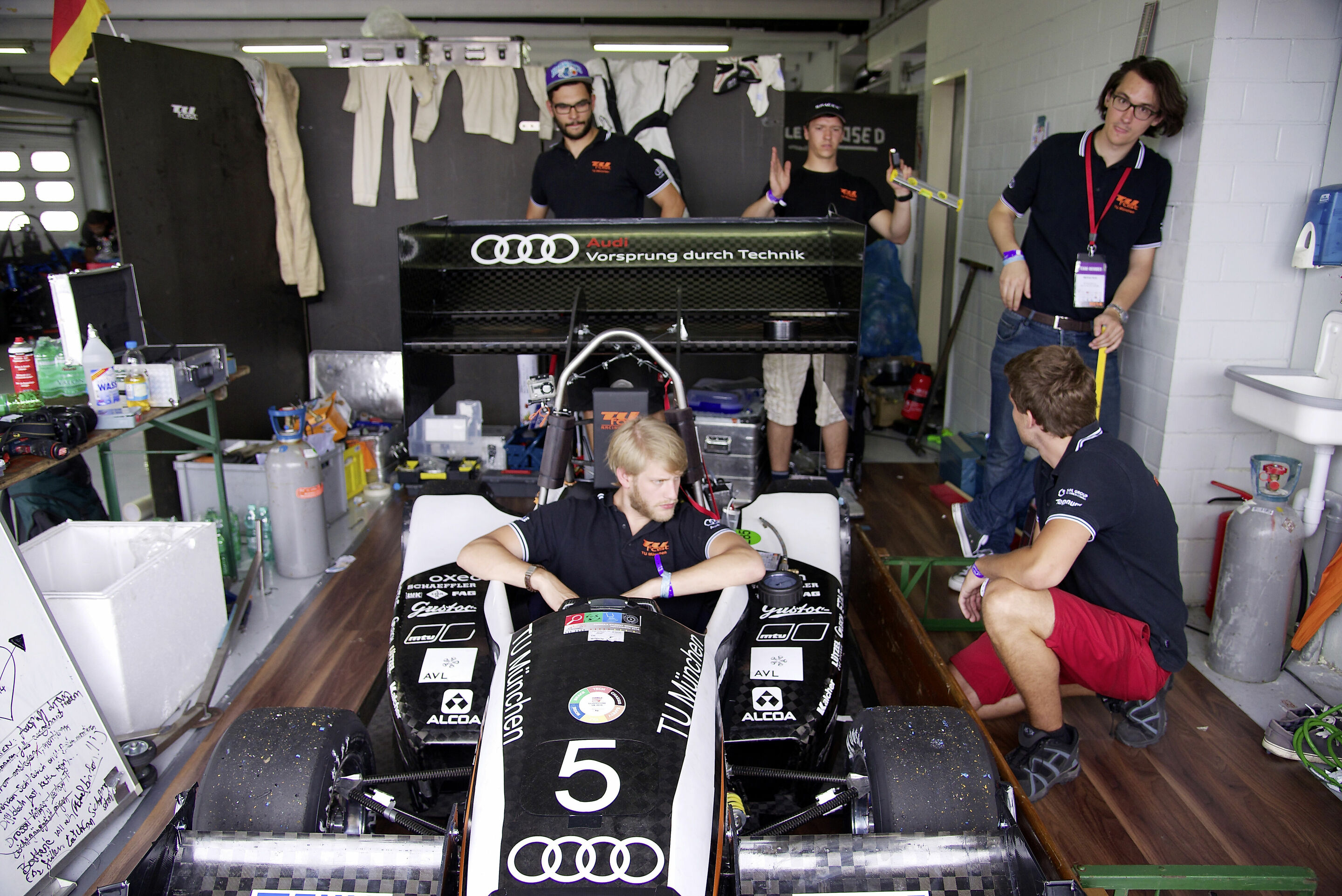 Formula Student Germany 2014: - Konzentration in der Boxengasse. Im Wettbewerb für Verbrennungsmotoren zählen auch bei der Formula Student Germany Kleinigkeiten. Mit dem Team TUfast Racing der TU München, das aus rund 60 Studenten besteht, kooperiert...