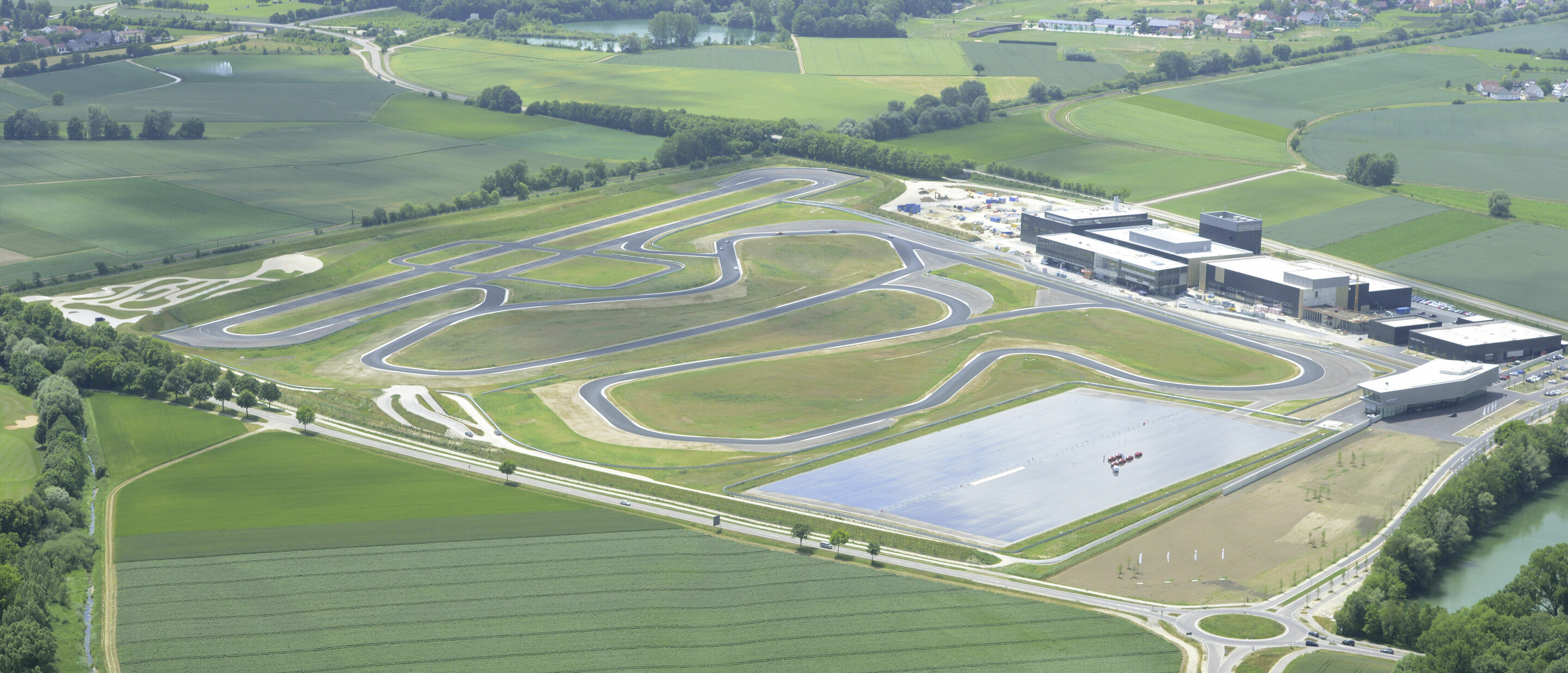 Audi Neuburg: - Auf dem neuen 47 Hektar großen Gelände in Neuburg an der Donau können Autofahrer die Marke Audi bei Fahr- und Sicherheitstrainings on- und offroad dynamisch erleben. Seit Anfang Mai 2014 finden dort Fahr- und Sicherheitstrainings der Audi...