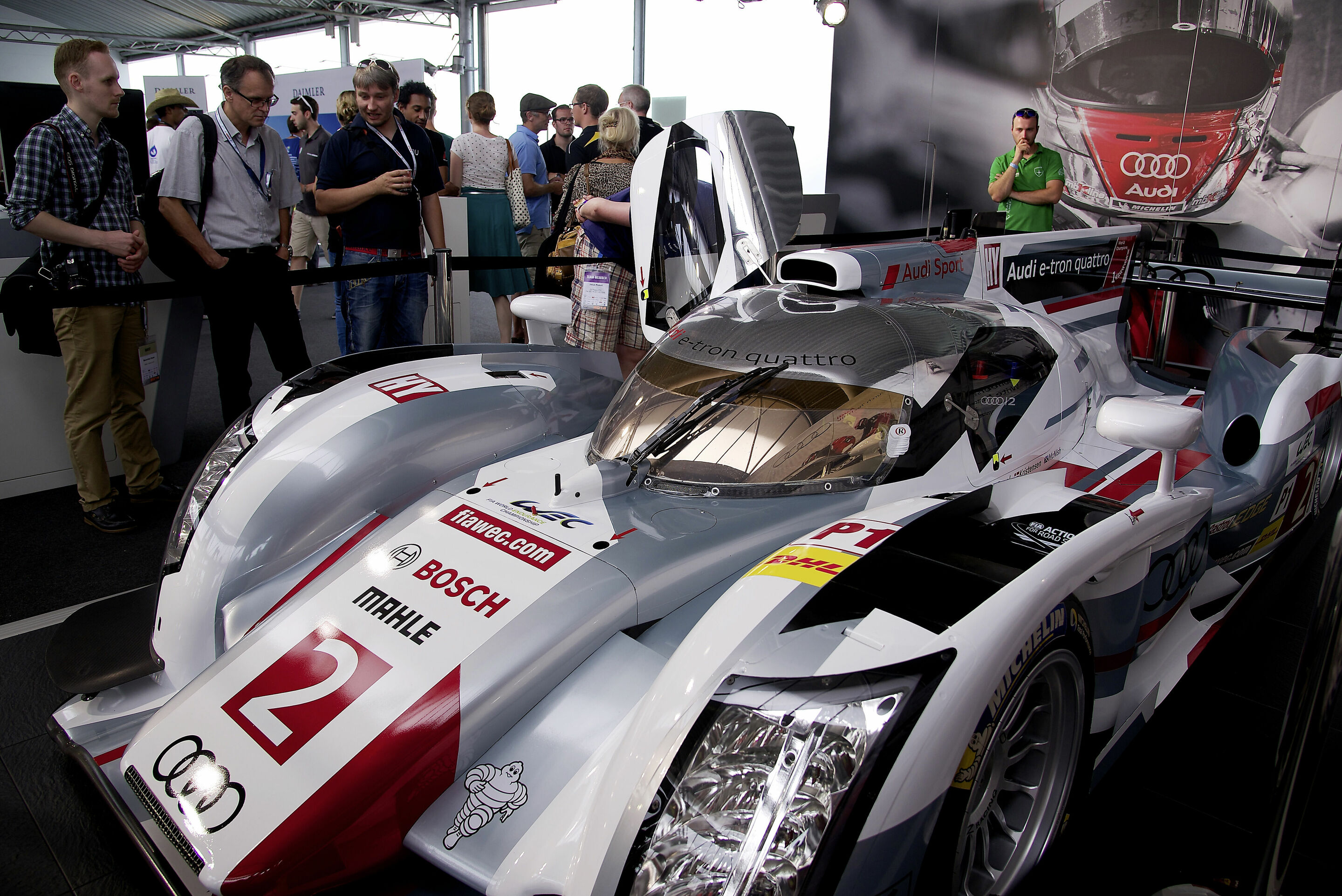 Formula Student Germany 2014: - Publikumsmagnet auf der Formula Student Germany 2014 war der Le Mans Prototyp Audi R18 e-tron quattro. Die fachkundigen Besucher nahmen sich viel Zeit, um Technik und Design des Exponats auf dem Stand des Audi-Personalmarketings...