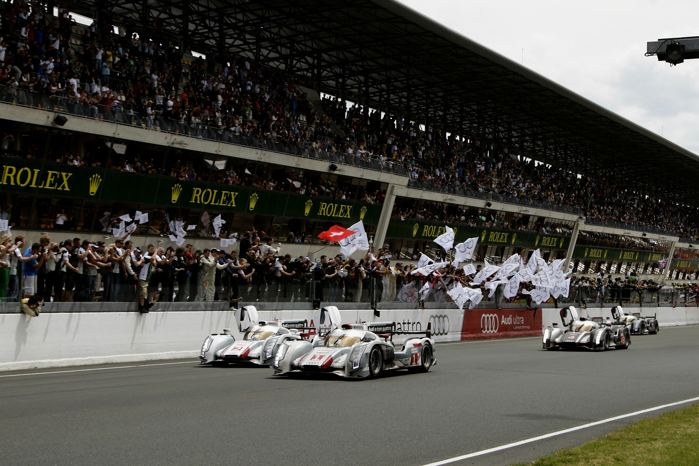 24h Le Mans 2012 - 2012 war Audi erster Sieger mit Hybrid-Antrieb in Le Mans. Marcel Fässler/André Lotterer/Benoît Tréluyer gewannen im Audi R18 e-tron quattro