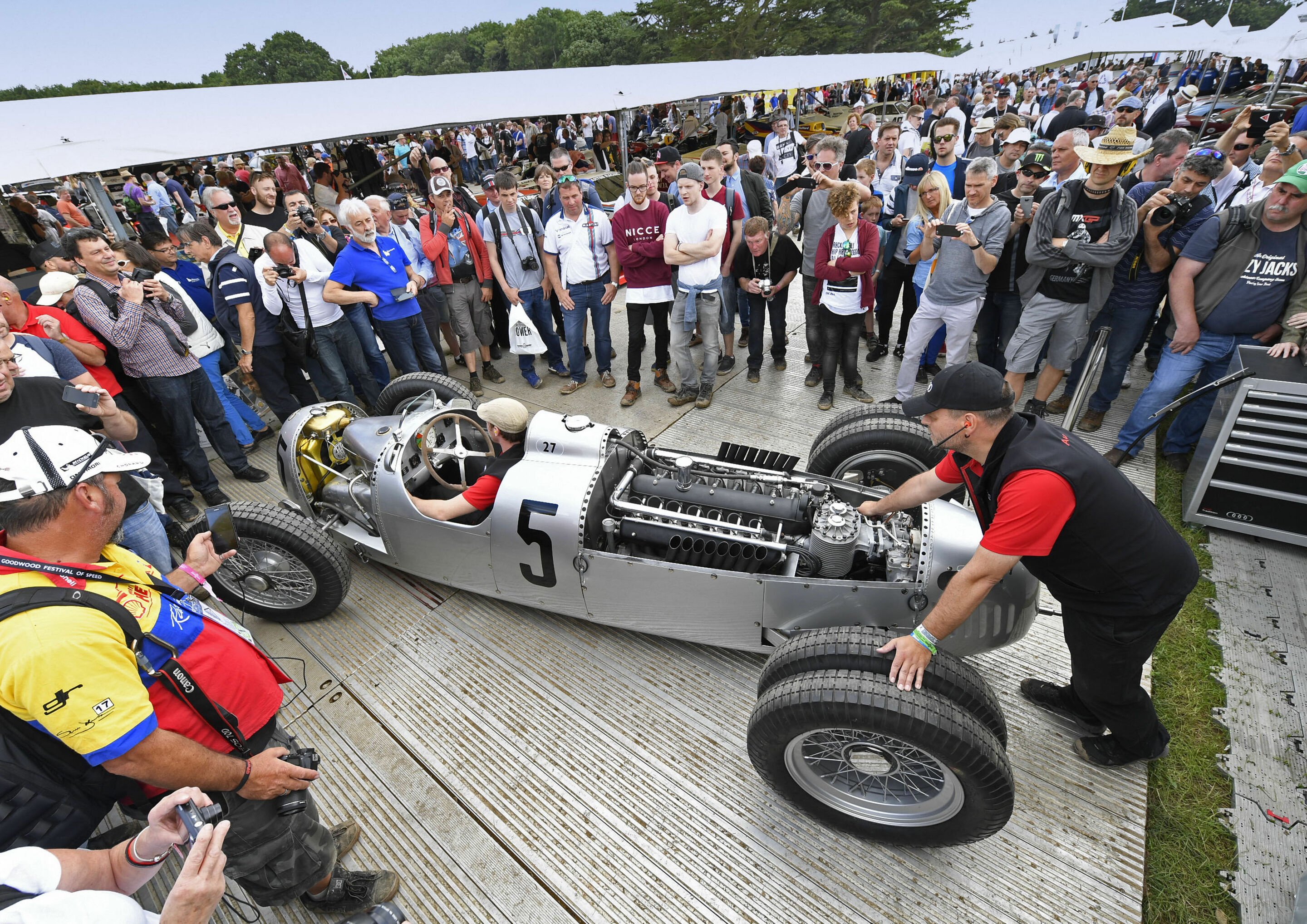 „Audi Tradition feiert zwei Jubiläen in Goodwood“ - Vom Publikum beim Goodwood Festival of Speed immer ehrfürchtig bestaunt: Der Moment, wo nach umfangreichem Vorbereitungsprozedere, die 16 Zylinder des Auto Union Typ C aufheulen.
