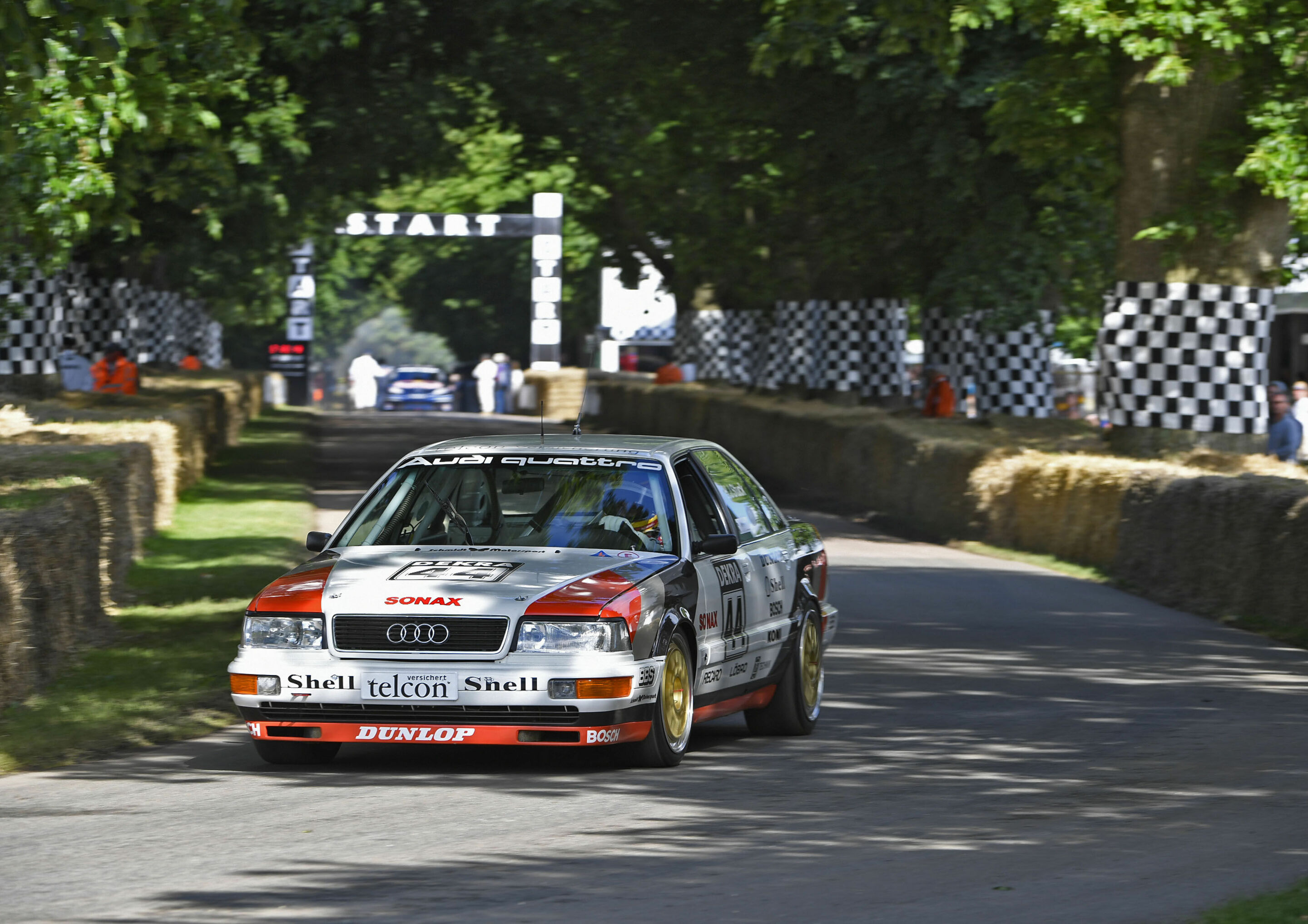 „Audi Tradition feiert zwei Jubiläen in Goodwood“ - In der Saison 1990 in der Deutschen Tourenwagen-Meisterschaft das Maß aller Dinge: Der Audi V8 quattro DTM, erfreute die Fans in Goodwood.
