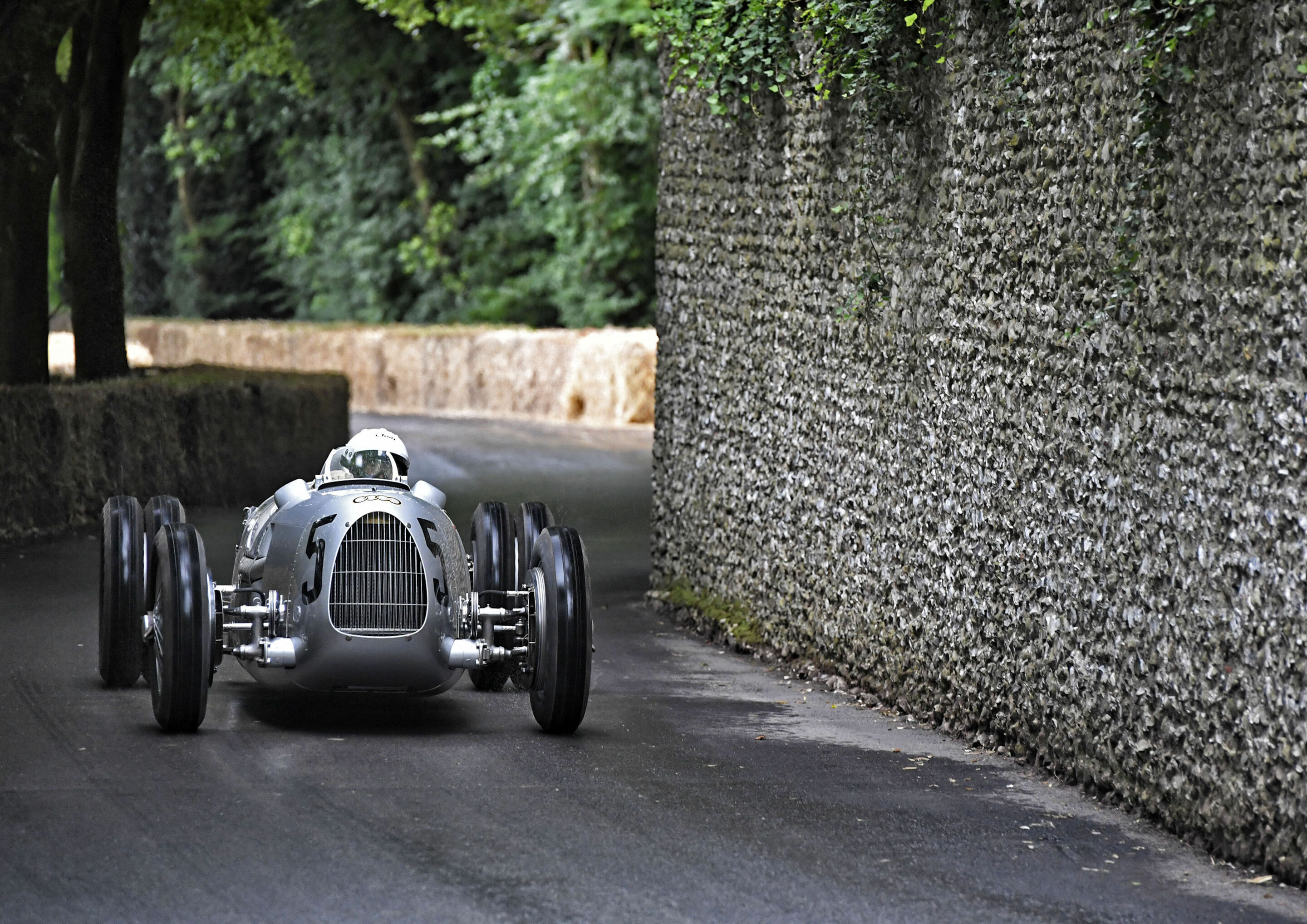„Audi Tradition feiert zwei Jubiläen in Goodwood“ - Seit Anbeginn des weltgrößten historischen Motorsport-Events ein absolutes Highlight im Starterfeld Goodwoods: Der Auto Union Typ C, der 1937 den ersten britischen Grand Prix gewann.