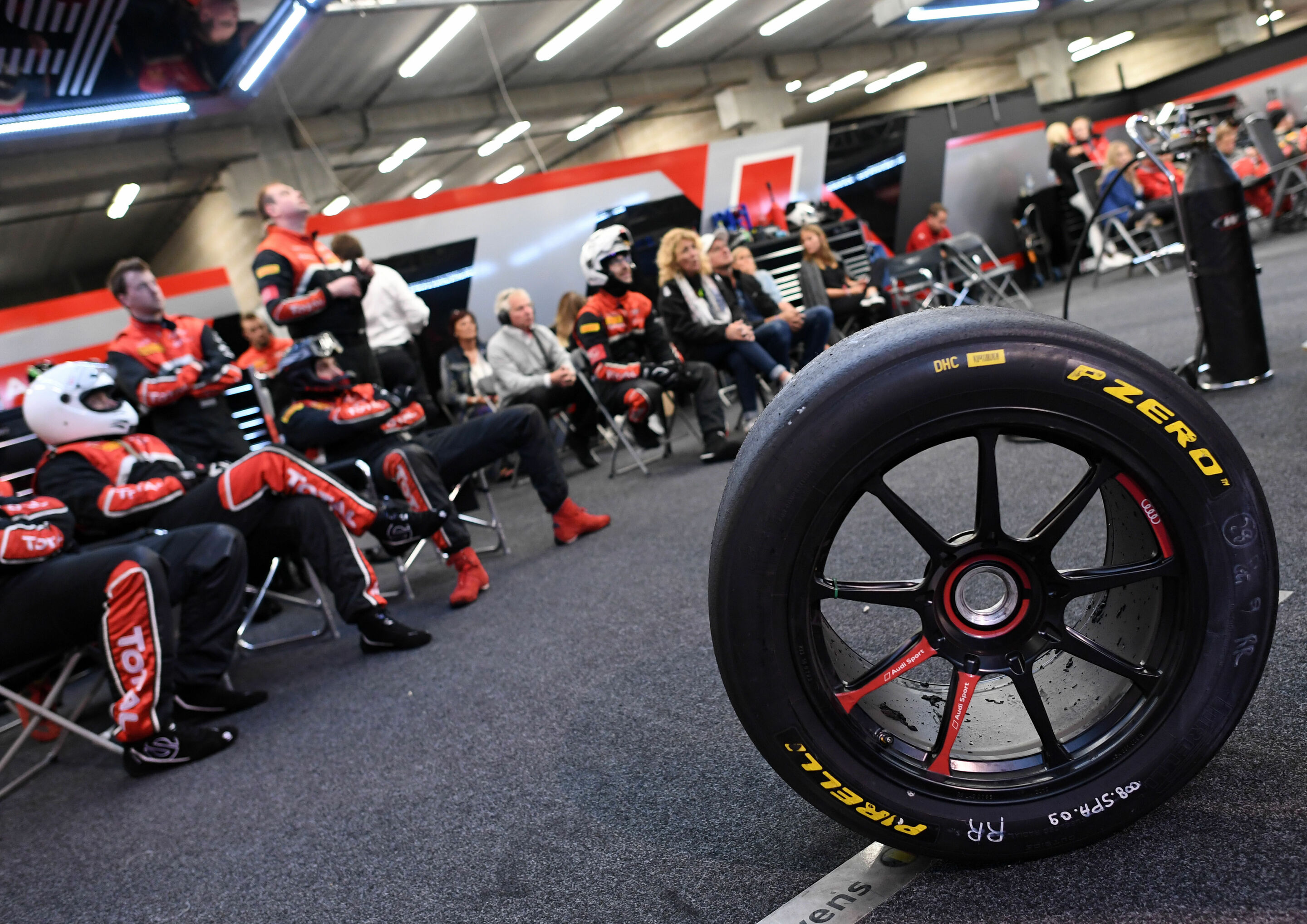 24h Spa 2016 - Belgian Audi Club Team WRT mechanics