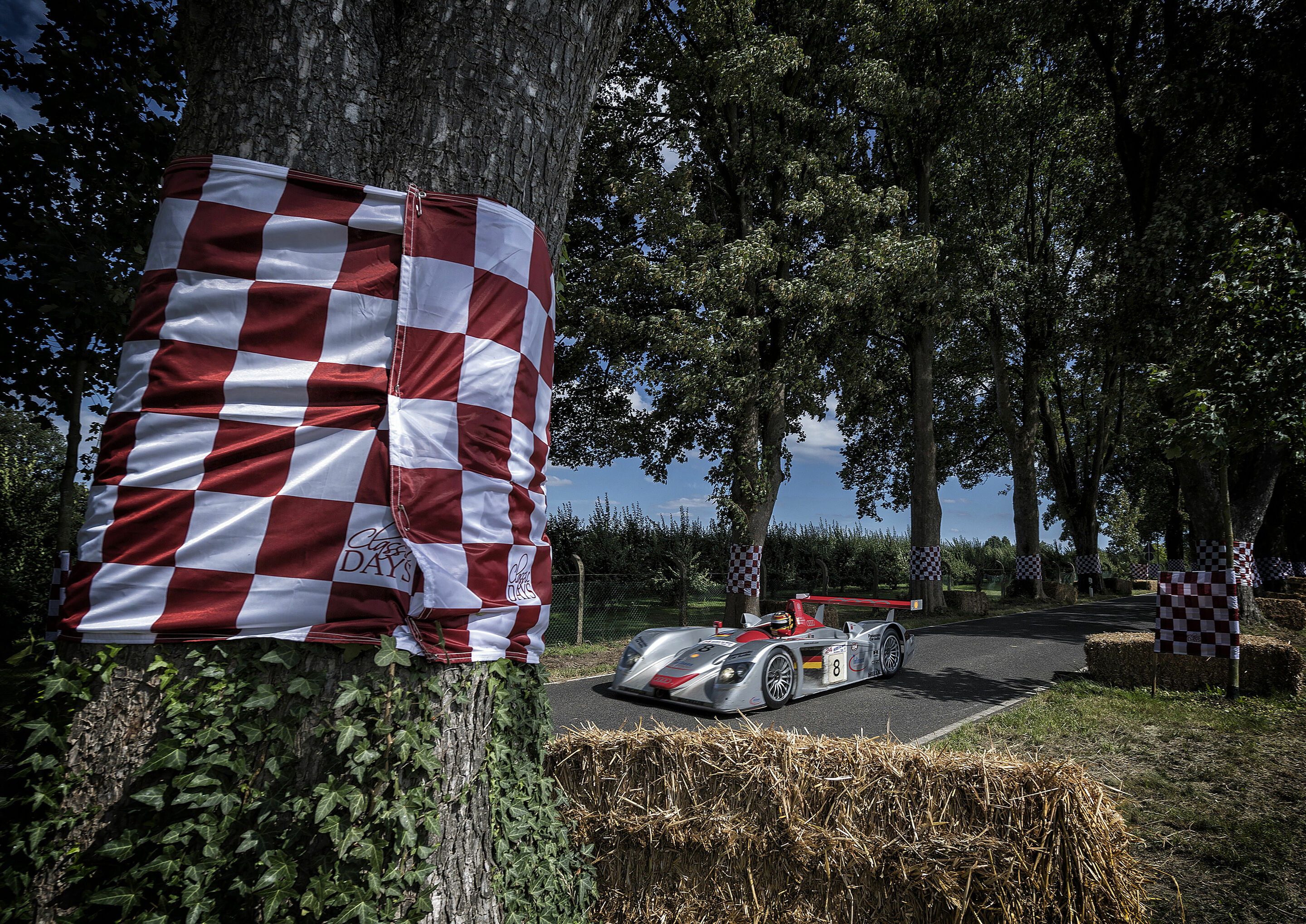 Audi-Rennlegenden Stuck, Röhrl und Biela bei den Classic Days Schloss Dyck - Schöne Natur, schnelles Auto: Der Audi R8 bei den Classic Days.