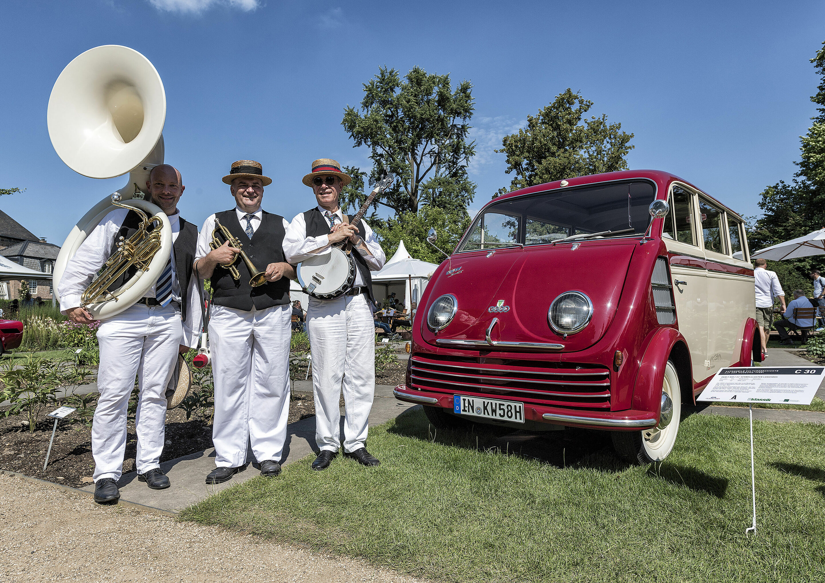 Audi-Rennlegenden Stuck, Röhrl und Biela bei den Classic Days Schloss Dyck - Da ist Musik drin: Der DKW Schnelllaster mit Panorama-Scheiben.