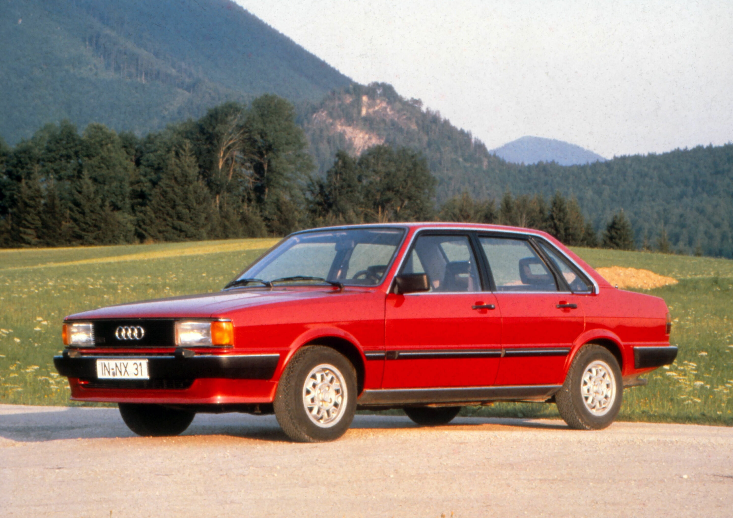 Audi 80 CD (B2), Baujahr 1982 - 1978: Fünfzylinder-Vergasermotor:
Im April 1978 löst die Fünfzylinder-Vergaser-Version mit 85 kW (115 PS) den Zweiliter-Vierzylinder-Basismotor des Audi 100 (C2) ab. Das neue 1,9-Liter-Aggregat fördert die maximale Leistung...