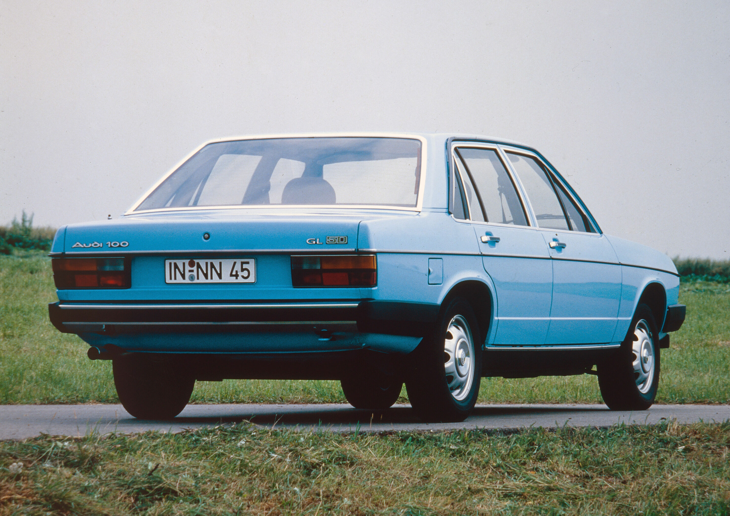Audi 100 GL 5D (C2), model year 1978 - 1978: first five-cylinder diesel:
In 1978, Audi presents its first diesel model for the Audi 100 (C2). The five-cylinder naturally aspirated engine with a displacement of two liters develops 51 kW (70 hp) and 123...