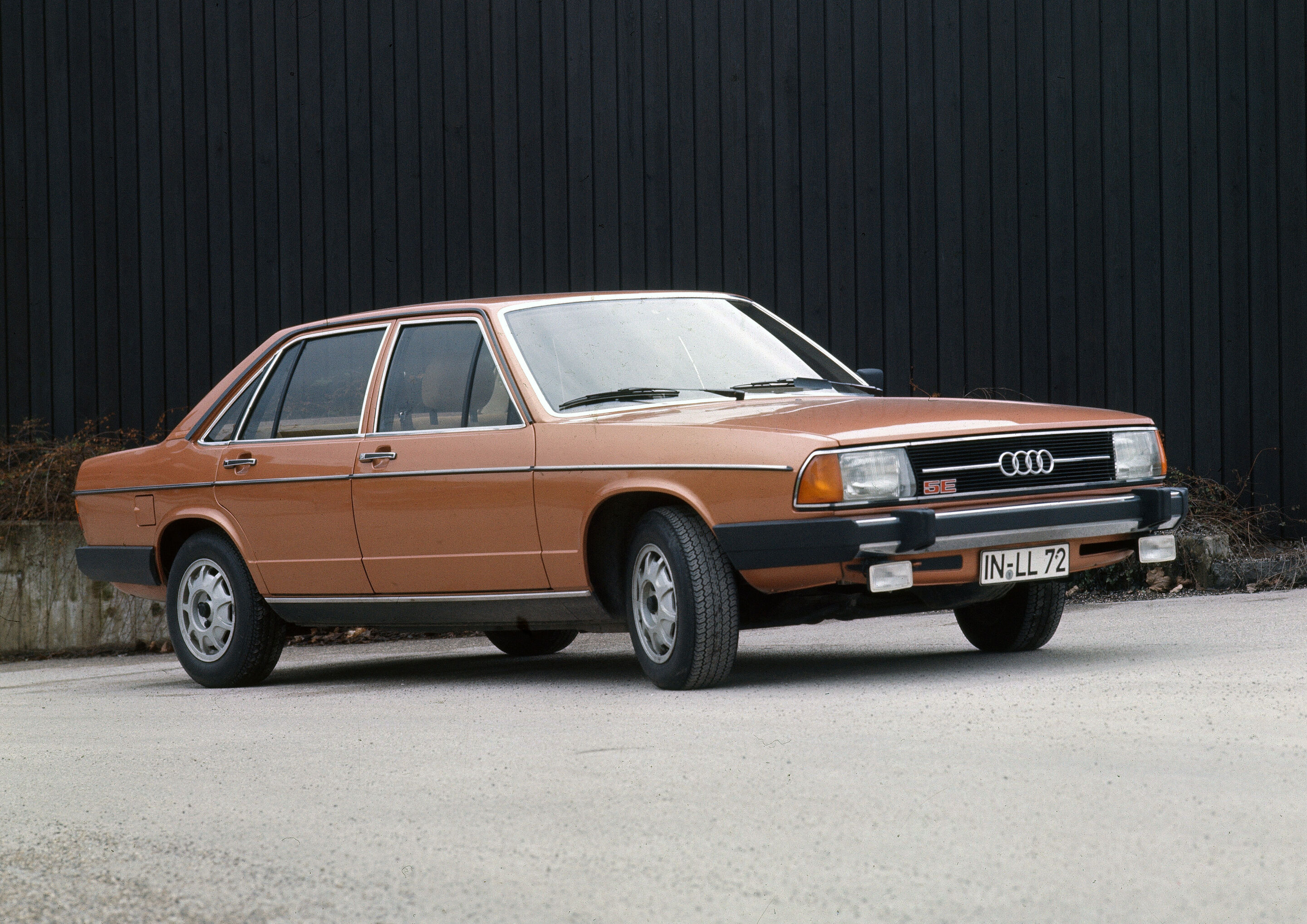 Audi 100 GL 5E (C2), model year 1979 - 1976: first five-cylinder gasoline engine in the automotive industry:
In August 1976, Audi introduces the second-generation Audi 100 (C2) in Luxembourg. For the first time, power is provided by a five-cylinder gasoline...