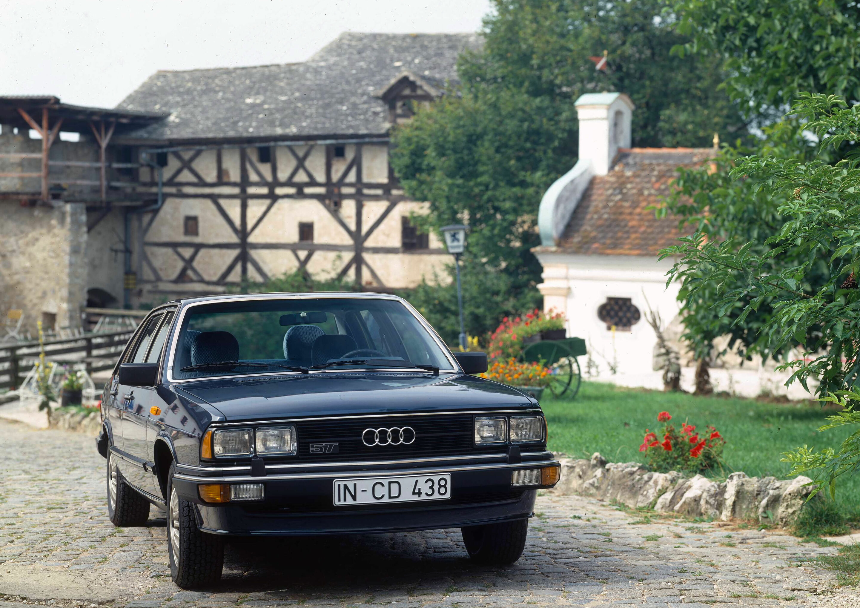 Audi 200 5T (C2), model year 1981 - 1980: five-cylinder gasoline engine with turbocharger:
In 1980, the Audi 200 5T (C2) comes on to the market, which is powered by the first turbocharged gasoline engine from the brand with the four rings. From a displacement...