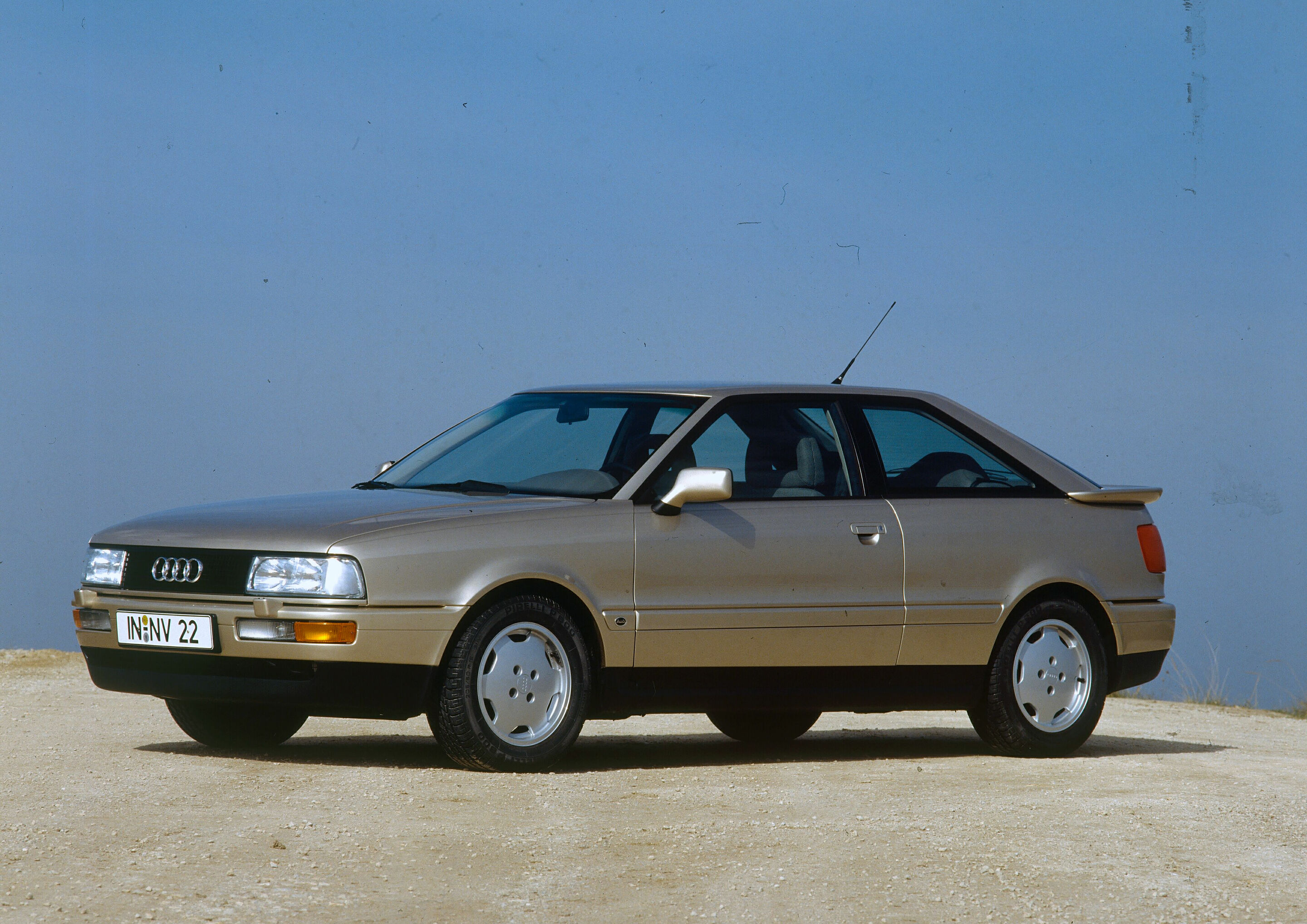 Audi Coupé 2.3E (B3) 1984 - 1984: Fünfzylinder-Benziner mit Kennfeldsteuerung und serienmäßiger Abgasreinigung:
1984 folgt eine komplette Neuentwicklung: Als erster Hersteller optimiert Audi den Fünfzylinder mit einer vollelektronischen Zündanlage samt...