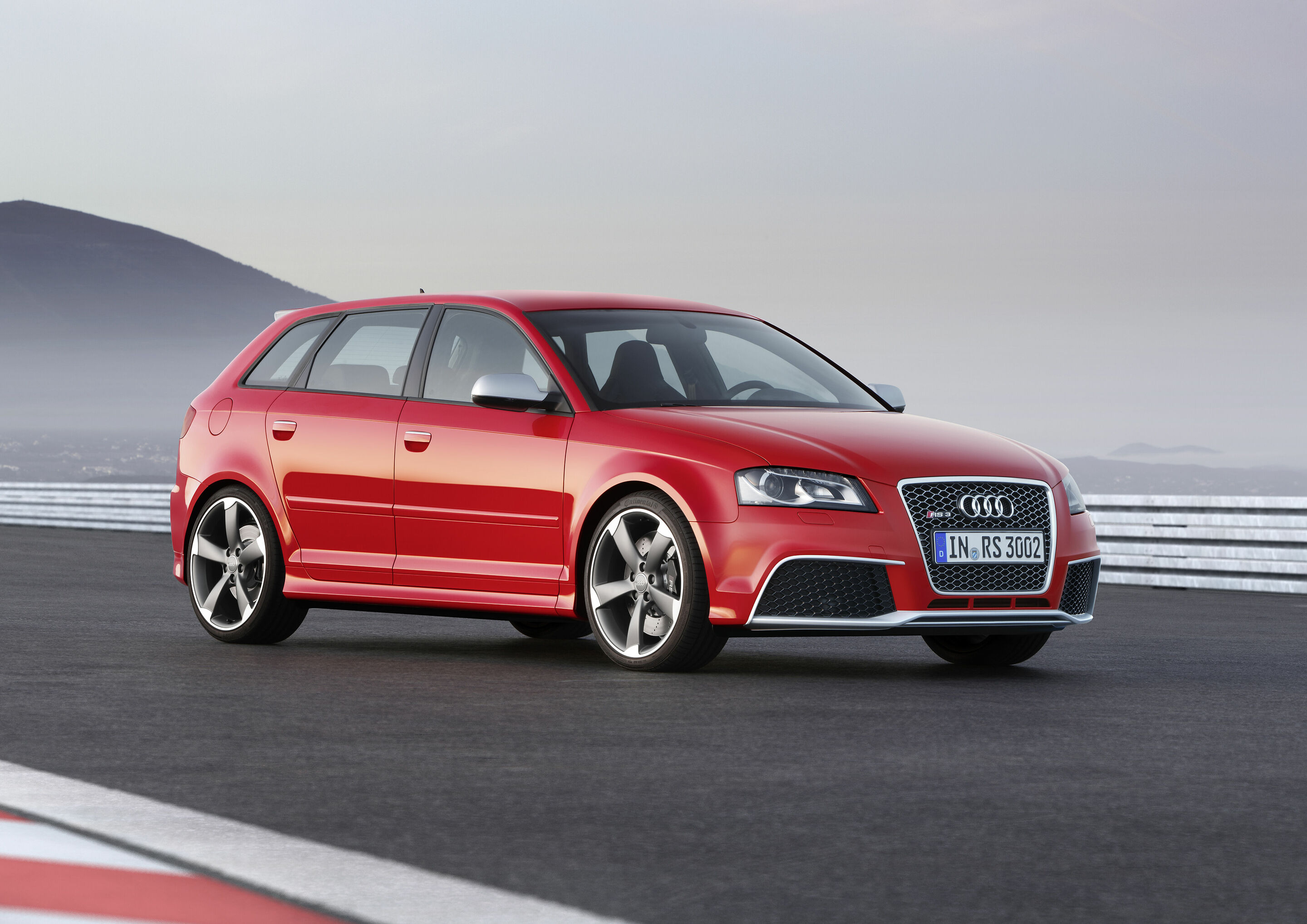 Audi RS 3 Sportback, model year 2011 - 2009: 2.5 TFSI with gasoline direct injection, turbocharger and intercooler:
30 years after the first five-cylinder turbocharged gasoline engine was presented, Audi once again introduces a model with a five-cylinder...