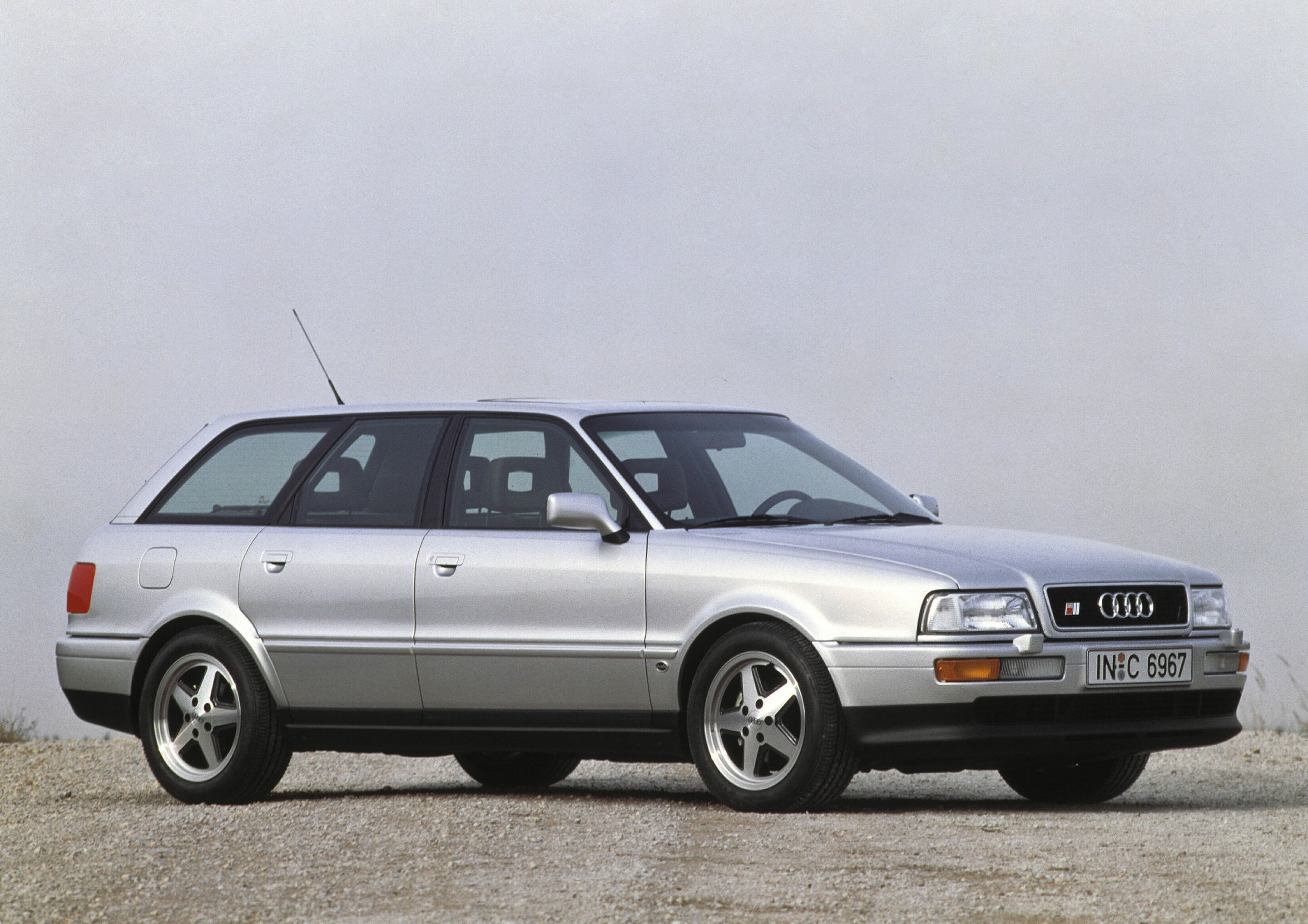 Audi S2 Avant (B4), model year 1992 - 1991: performance-enhanced five-cylinder S engine with overboost control:
In the 1991 Audi S4, the Sport version of the Audi 100 (C4), a turbocharged 2.2-liter 20-valve five-cylinder inline engine is at work. It develops...