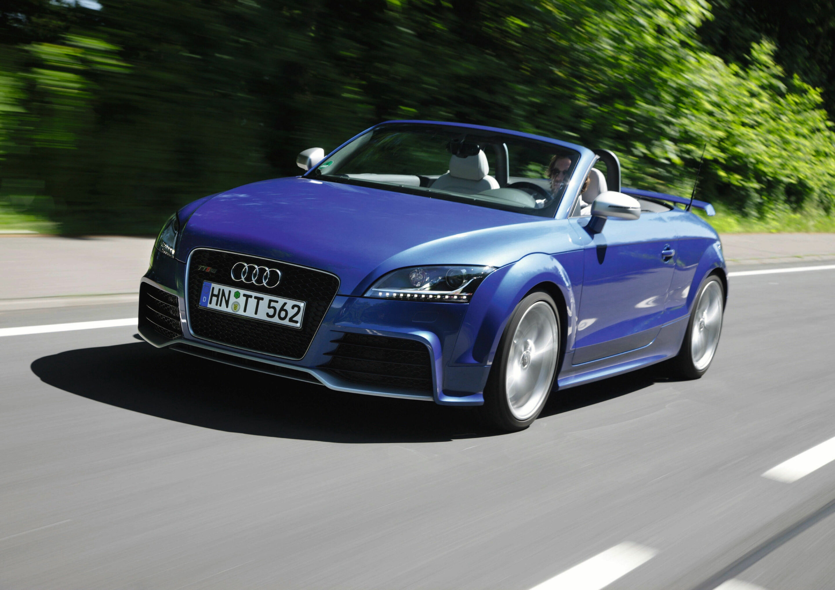 Audi TT RS Roadster, model year 2009 - 2009: 2.5 TFSI with gasoline direct injection, turbocharger and intercooler:
30 years after the first five-cylinder turbocharged gasoline engine was presented, Audi once again introduces a model with a five-cylinder...