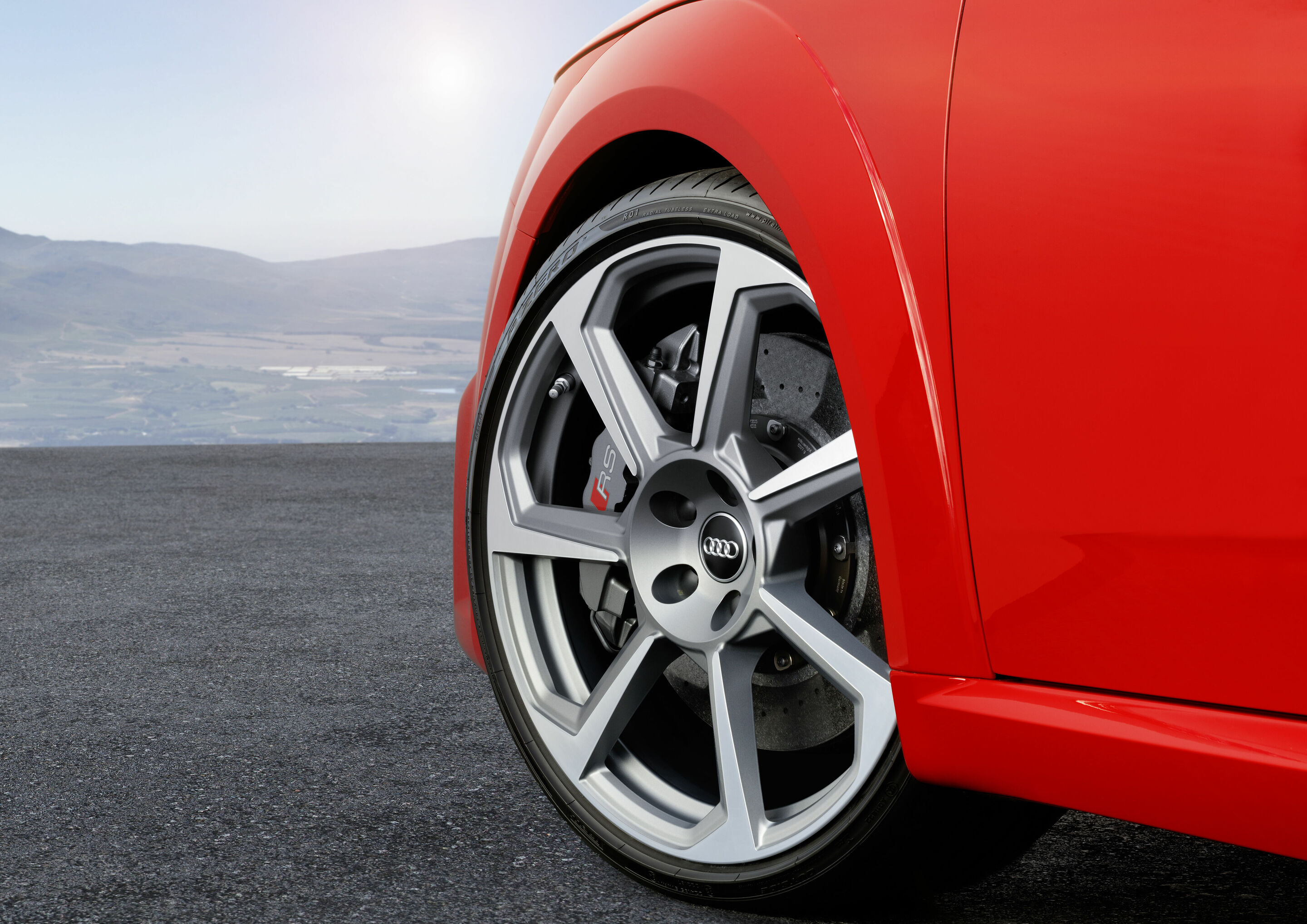 Audi TT RS Coupé - Detail, Farbe: Catalunyarot