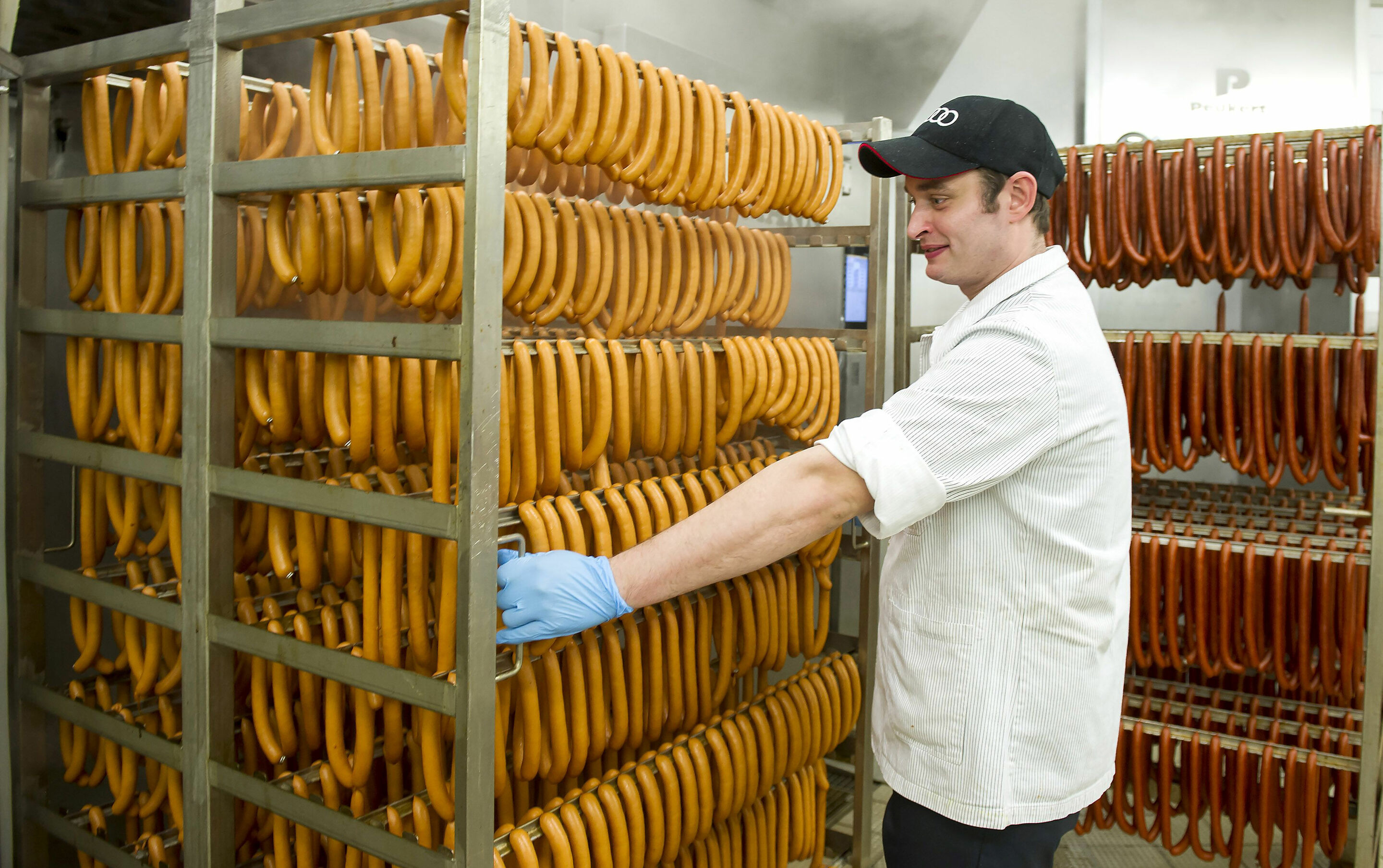Premiumwürstl made by Audi - Beste Qualität aus der hauseigenen Metzgerei: Die Nummer eins unter den Lieblingsgerichten der Audianer ist die Wurst made by Audi. Denn Würstl rangieren bei den Audi Mitarbeitern in der Beliebtheitsscala vor allen anderen...