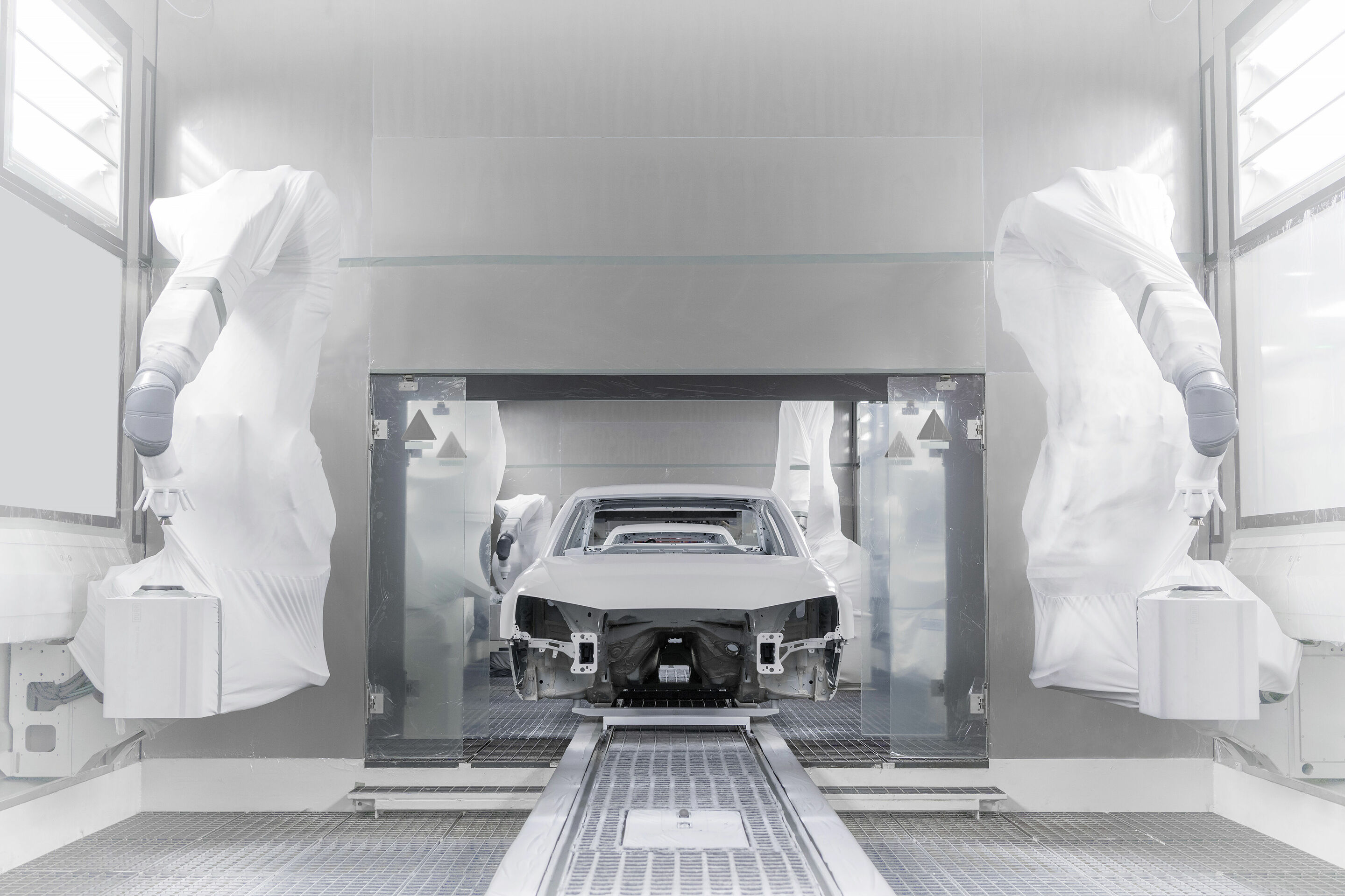 Audi Ingolstadt: Audi A4/ A5 topcoat paint shop - Electrostatic painting of the car body with the so-called bell-bell method