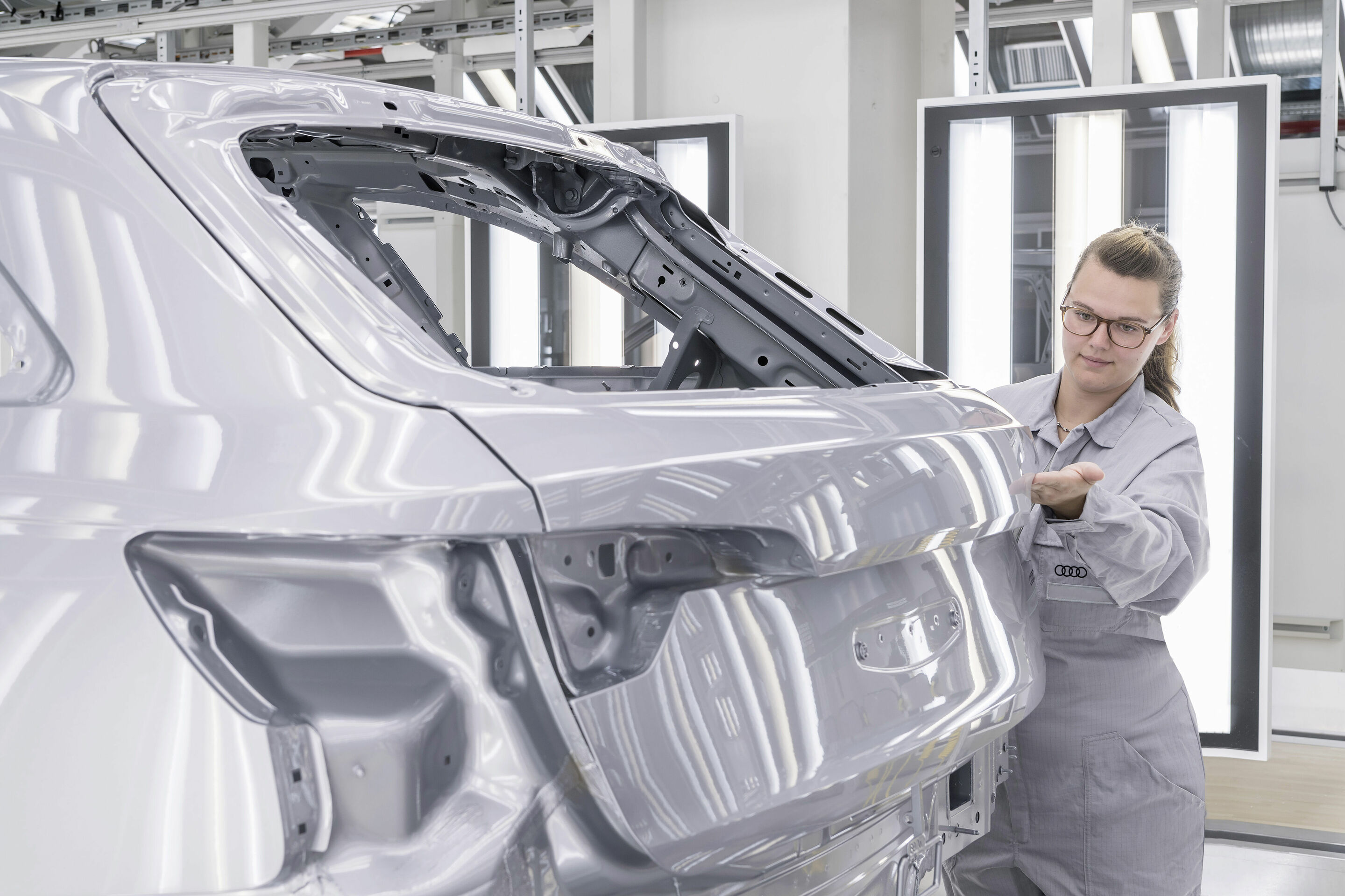 Audi-Standort Ingolstadt: Decklack-Lackiererei Audi A4/A5 - Finish – Abnahme der lackierten Karosserie durch das geschulte Auge einer Mitarbeiterin