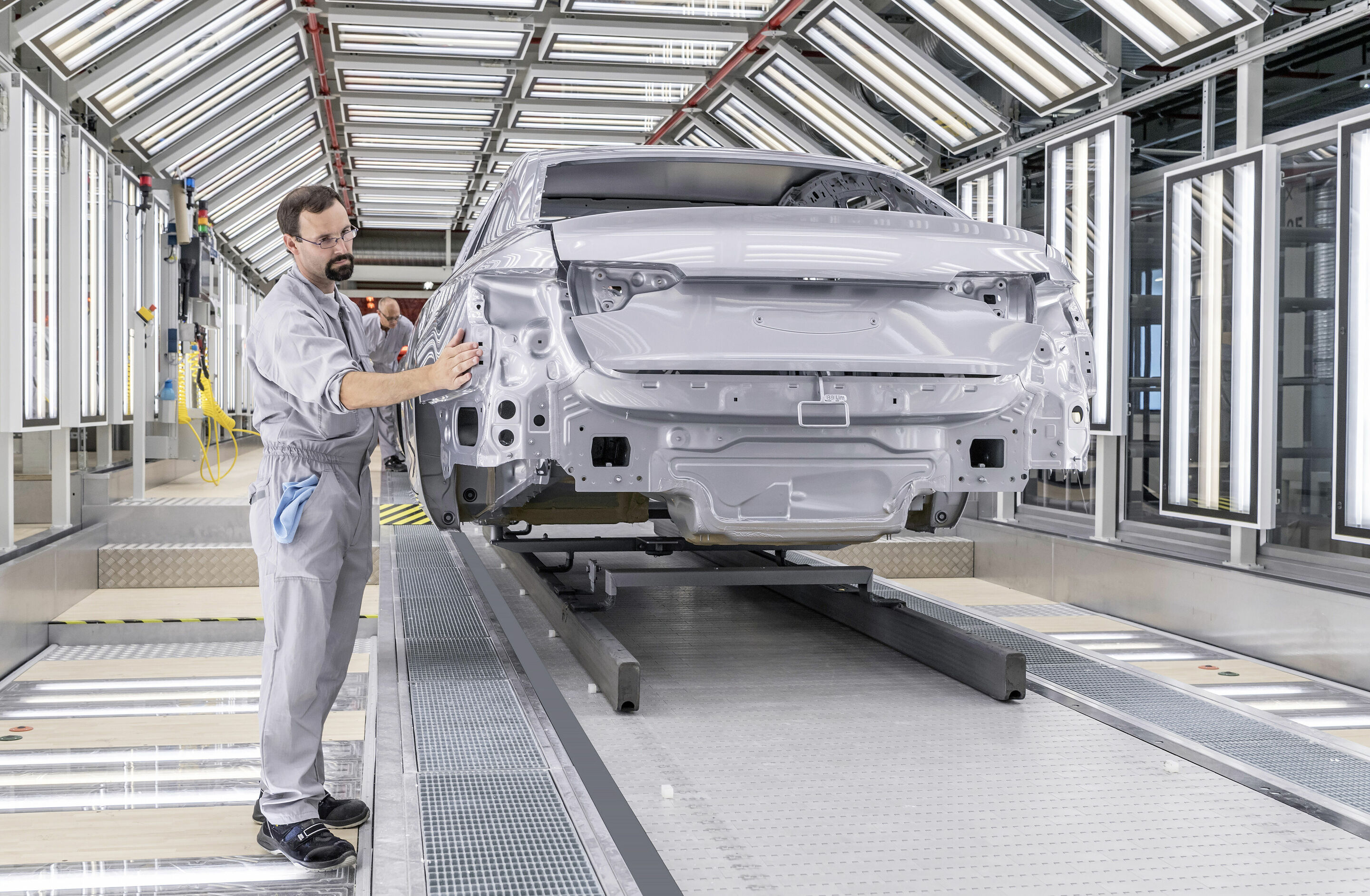 Audi-Standort Ingolstadt: Decklack-Lackiererei Audi A4/A5 - Finish – Abnahme der lackierten Karosserie durch das geschulte Auge eines Mitarbeiters