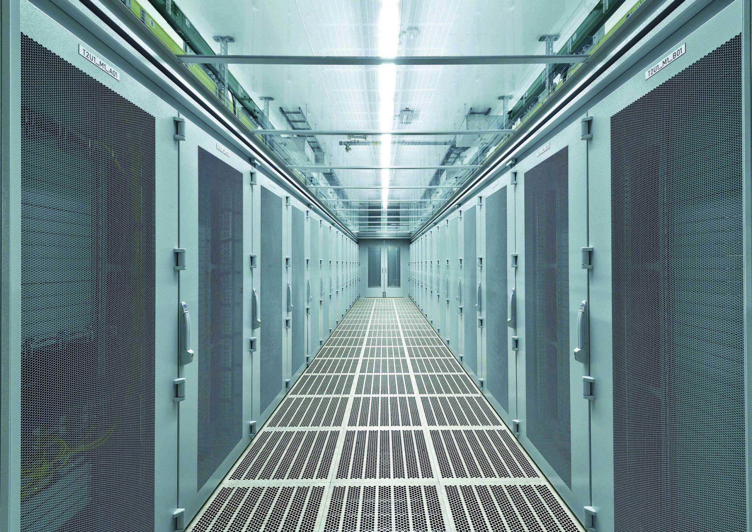 Neues Audi-Rechenzentrum am Netz - Nach dreijähriger Bauphase geht das neue Audi-Rechenzentrum ans Netz. Mit insgesamt 650 Racks für bis zu 6.000 Server und IT-Komponenten schafft das Rechenzentrum am Standort Ingolstadt Kapazitäten für die Zukunft.