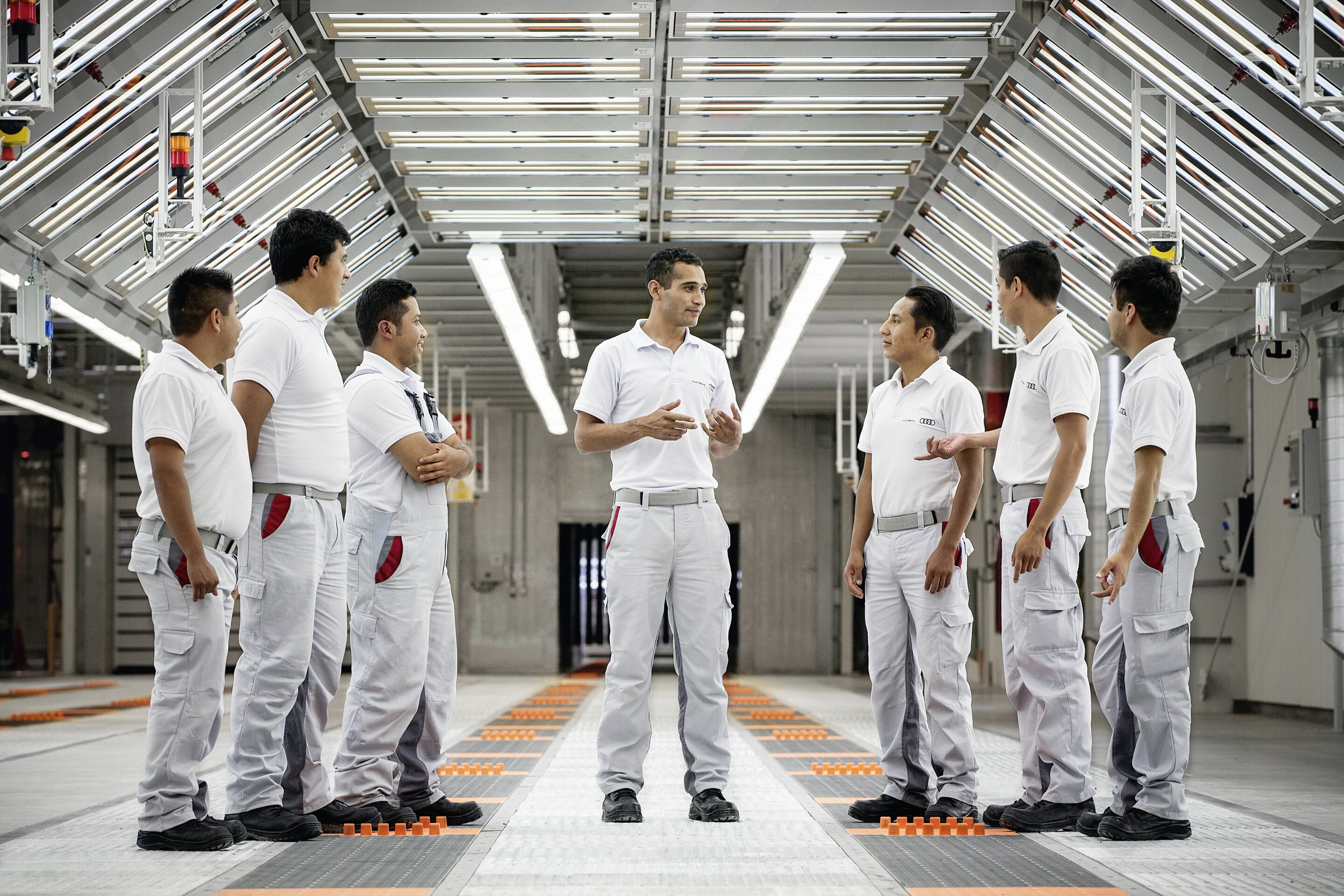 Audi México - Mitarbeiter im Lichttunnel in San José Chiapa.