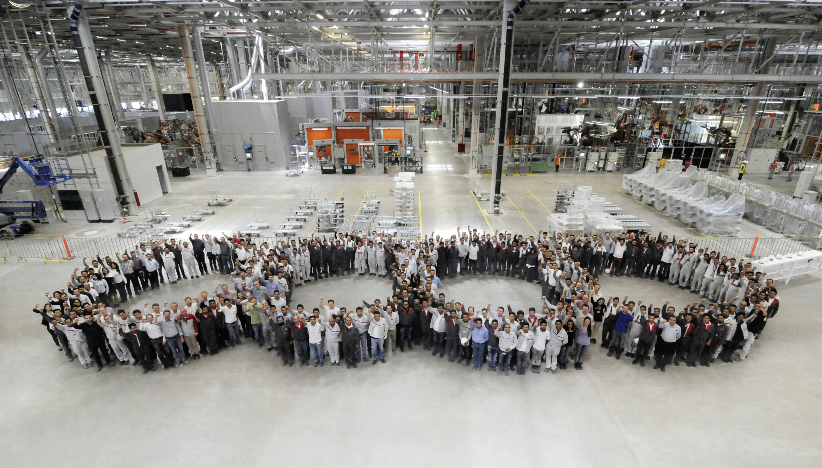 Audi México - Mitarbeiter bei der internen Einweihung des Karosseriebaus in San José Chiapa.