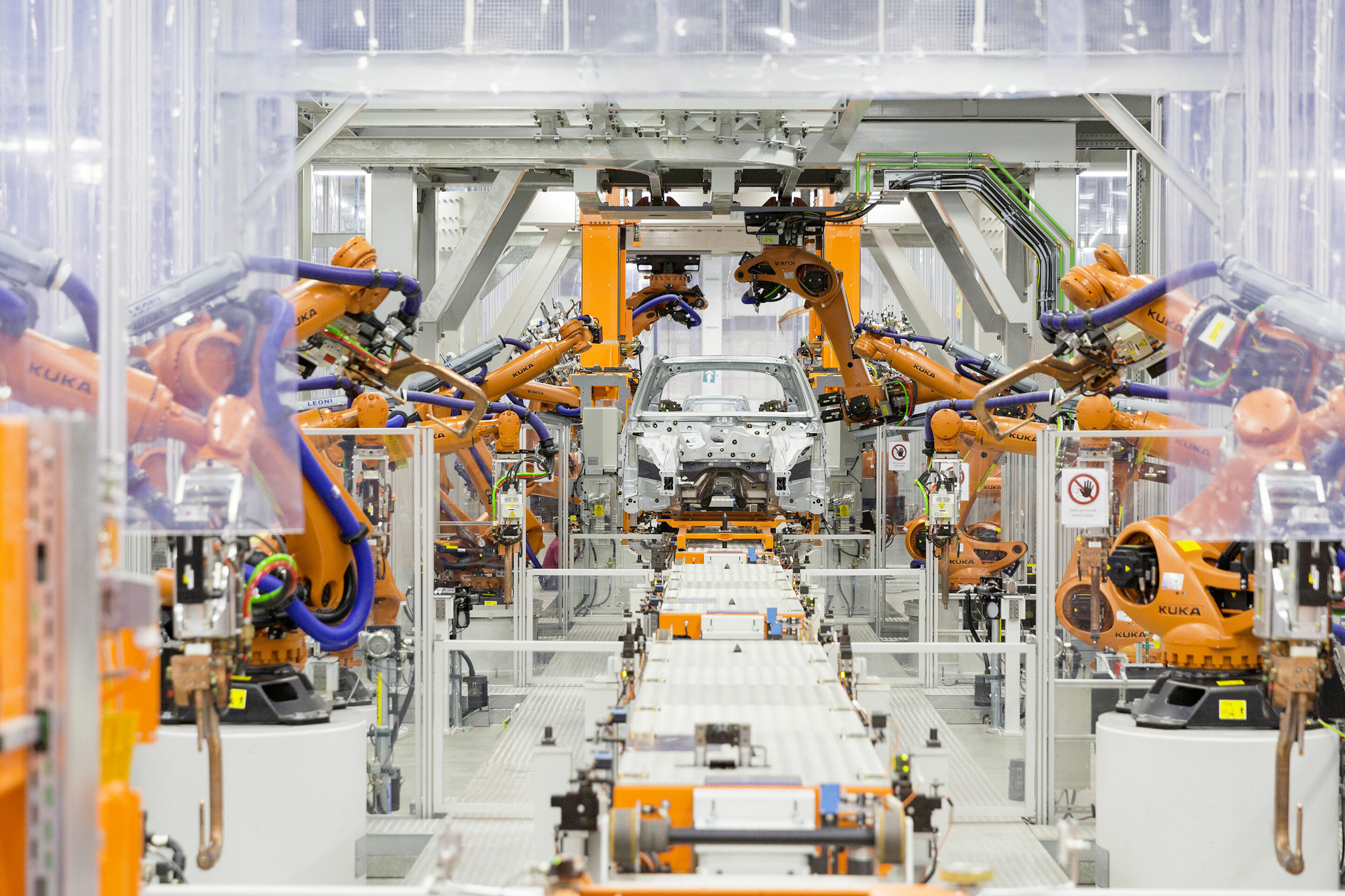 Audi México - Im Karosseriebau am Audi-Standort in San José Chiapa fügen Roboter der neusten Generation die Karosserien des Audi Q5 mit modernster Technik zusammen.