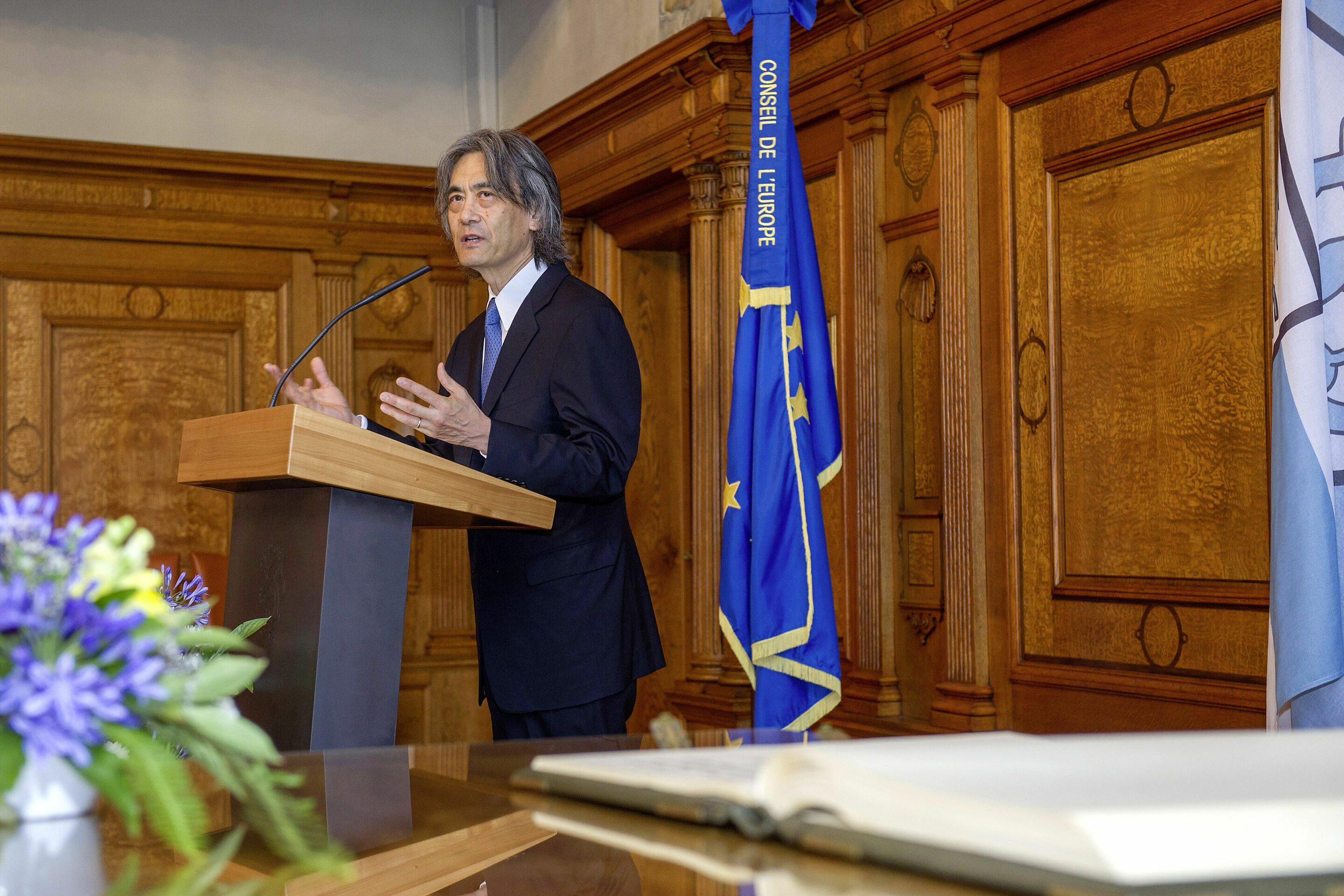 Kent Nagano trägt sich in das Goldene Buch der Stadt Ingolstadt ein - Kent Nagano spricht zu den anwesenden Ehrengästen.