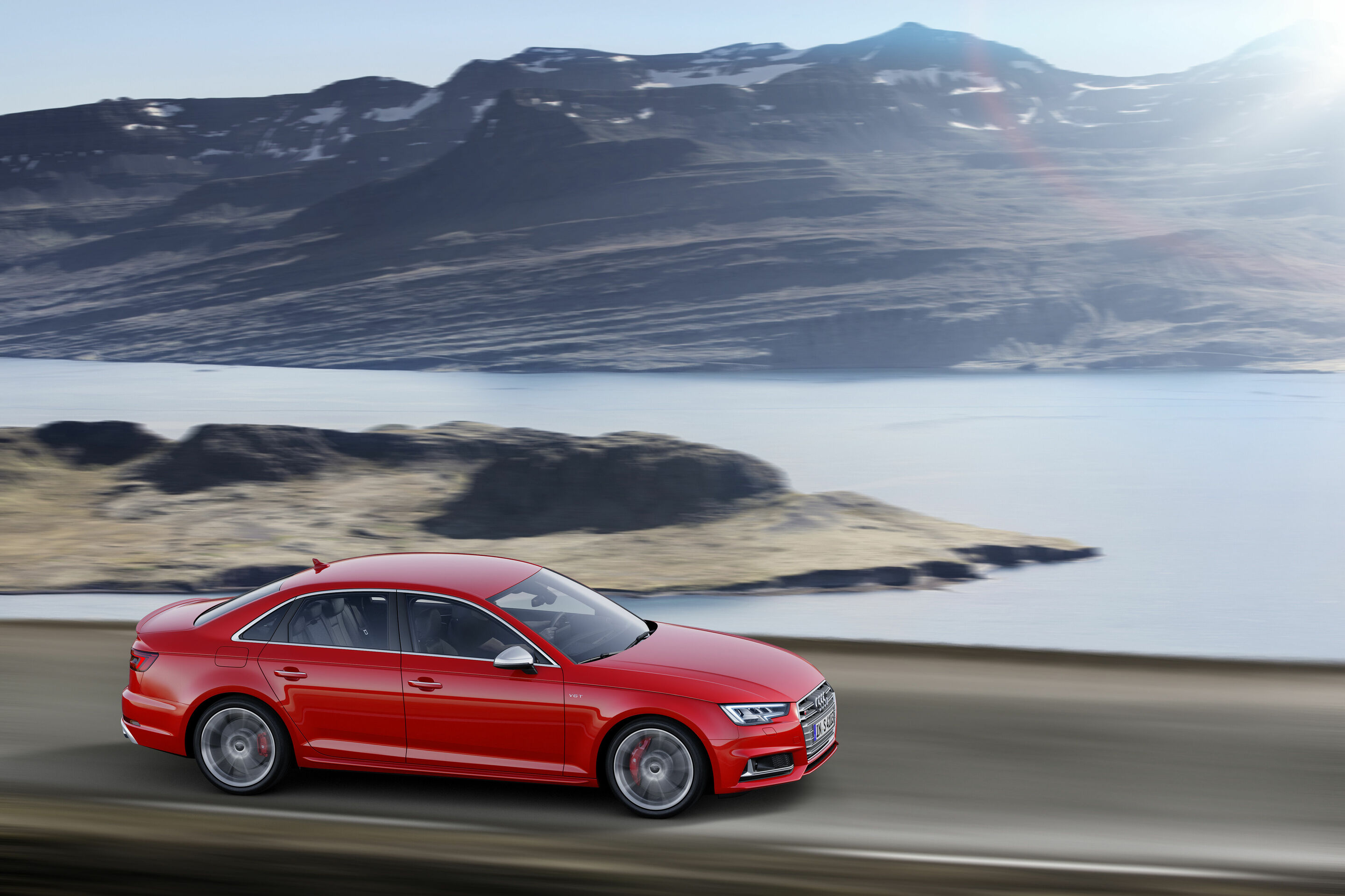 Audi im September: Neuer A4 legt in Europa um mehr als 20 Prozent zu - Die AUDI AG hat die ersten drei Quartale trotz schwieriger Rahmenbedingungen mit Wachstum abgeschlossen: Im September steigerte die Marke ihre Auslieferungen gegenüber dem starken...