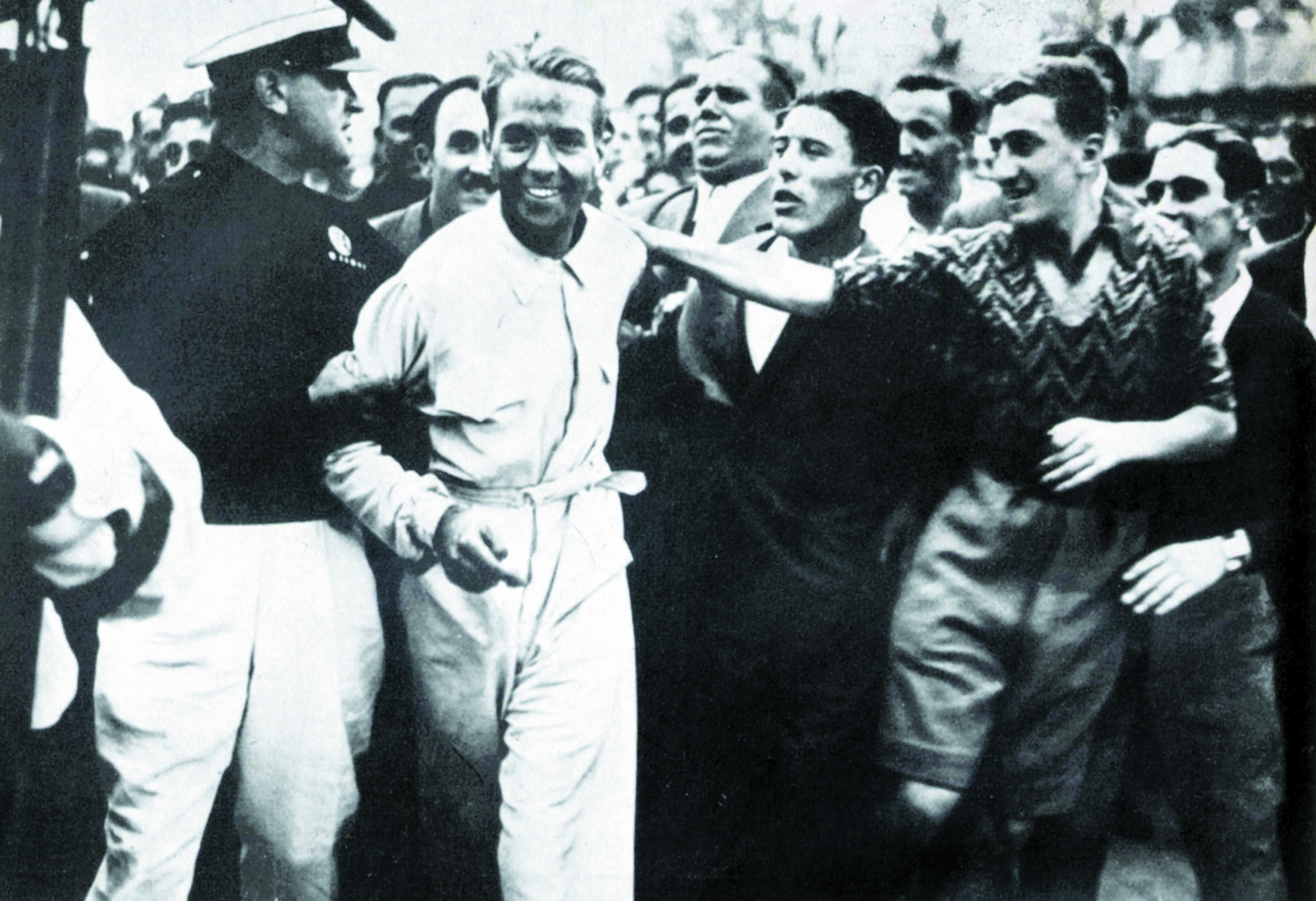 Also internationally popular: Bernd Rosemeyer after his victory for Auto Union in the 1937 Coppa Acerbo at Italy's Pescara