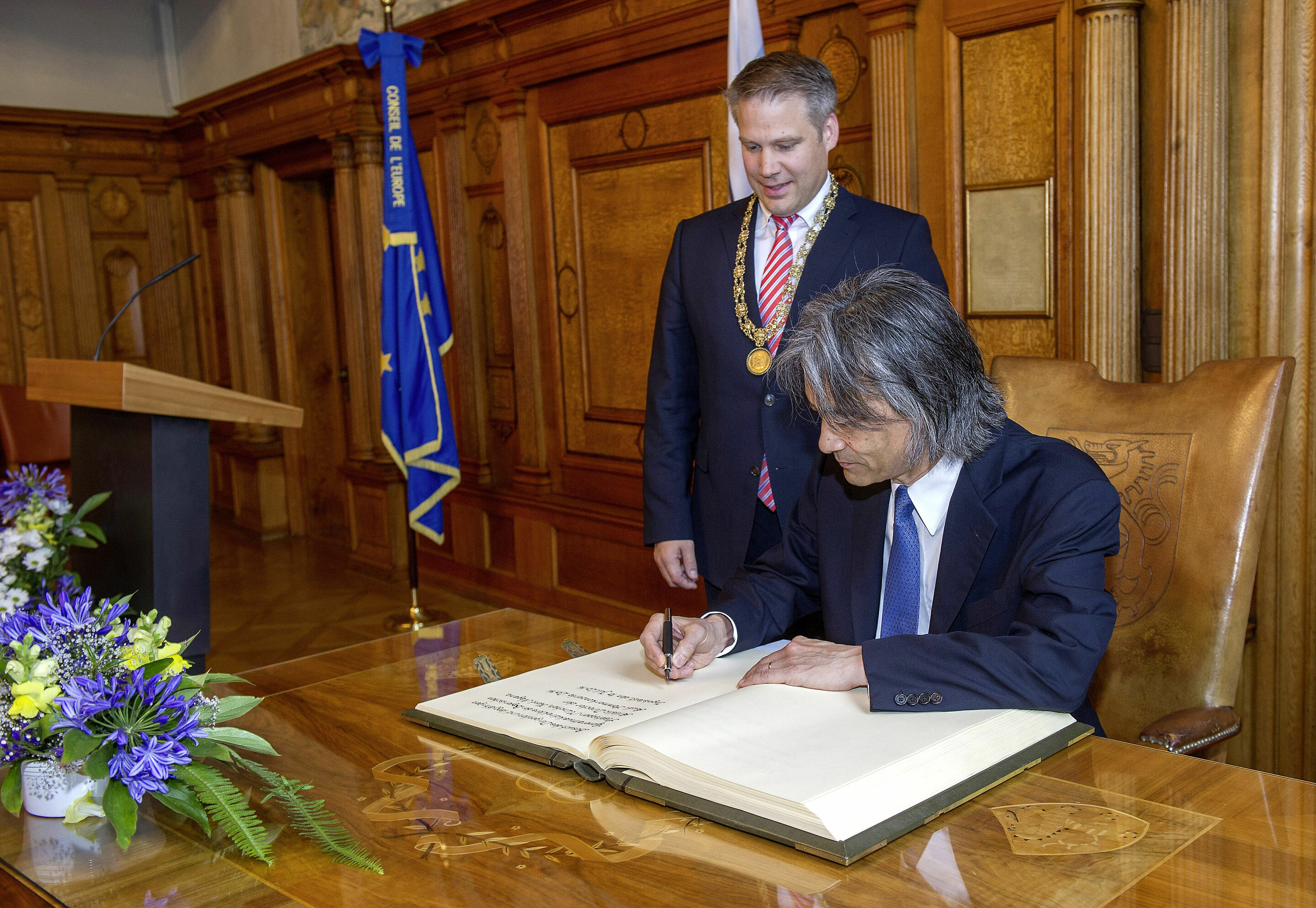 Kent Nagano trägt sich in das Goldene Buch der Stadt Ingolstadt ein - Kent Nagano und Oberbürgermeister Dr. Christian Lösel.