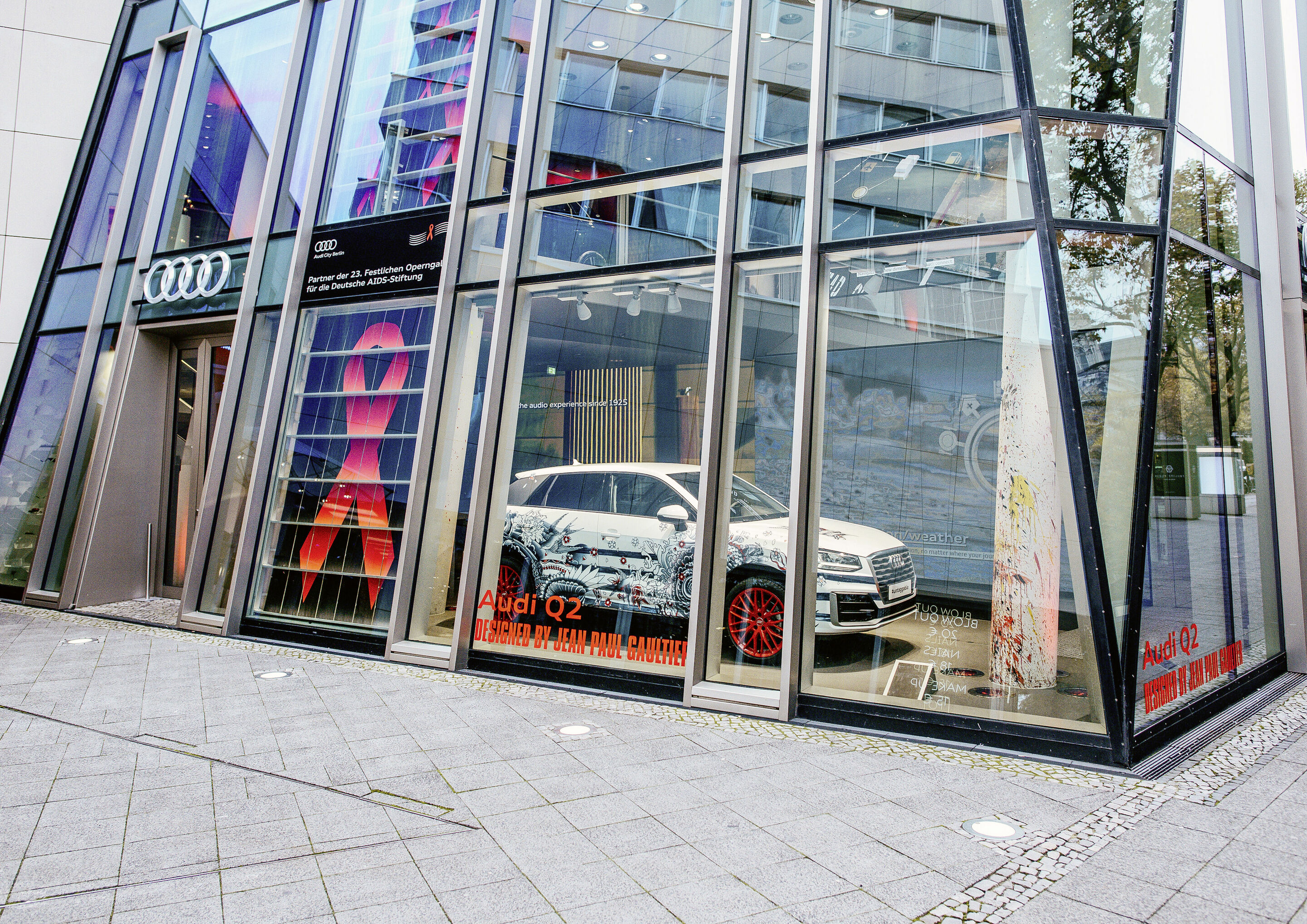 Operngala Berlin: Audi versteigert Q2  im Design von Jean Paul Gaultier - Festliche Operngala: Audi versteigert von Jean Paul Gaultier gestalteten Q2 zugunsten der Deutschen AIDS-Stiftung