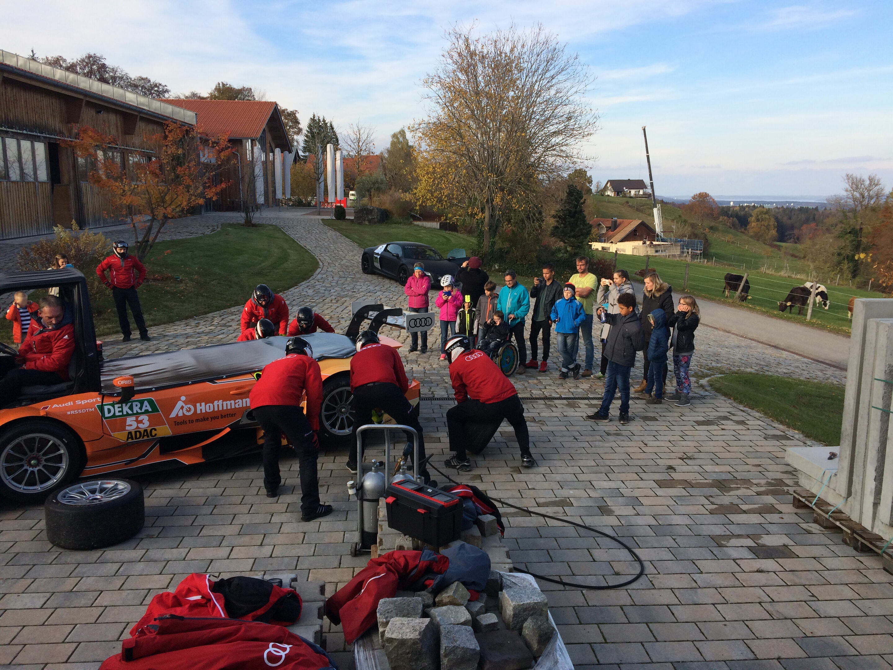 Team Rosberg thrills children at “Orange House” - Pit stop demonstration performed by Audi Sport Team Rosberg