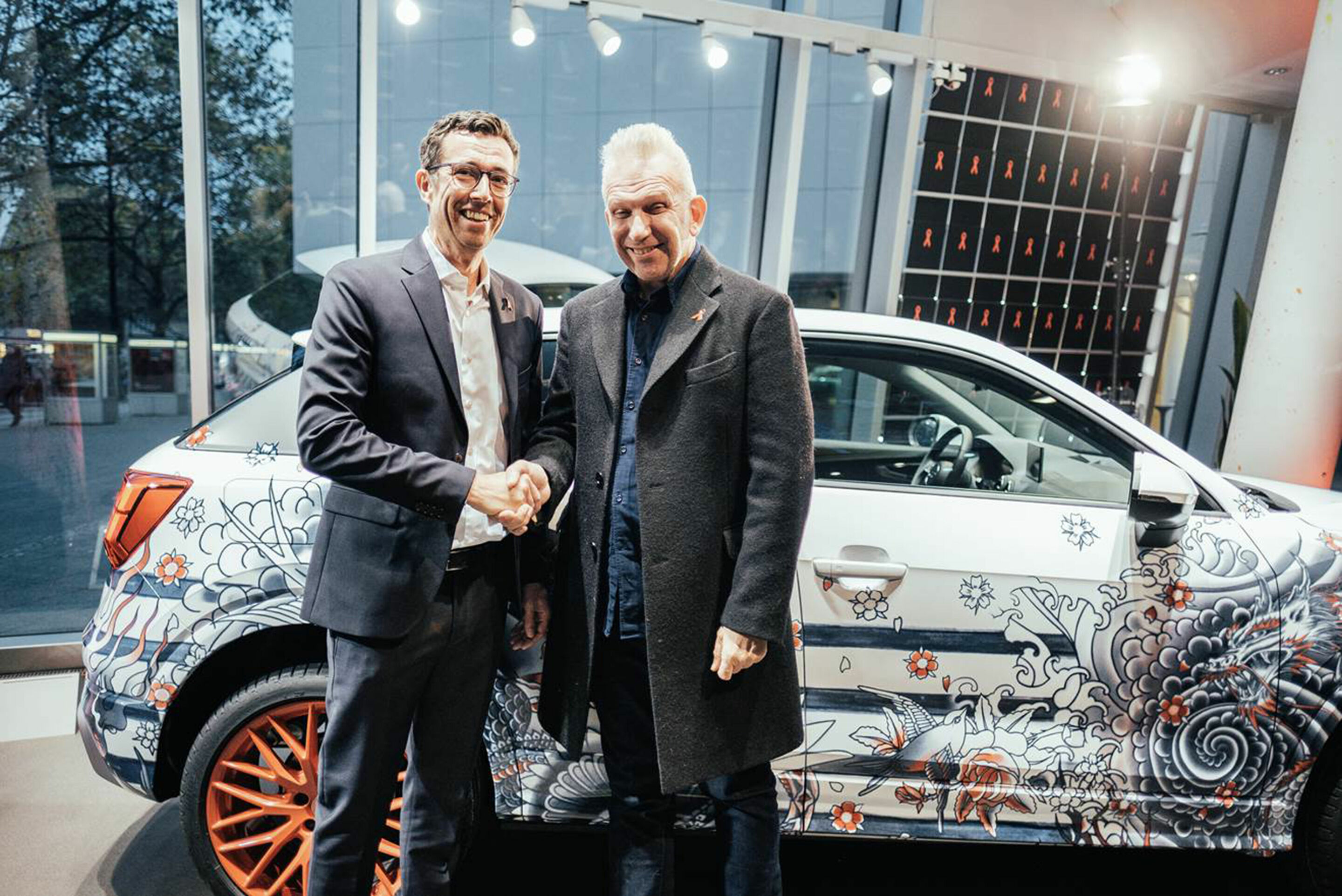 Operngala Berlin: Audi versteigert Q2 im Design von Jean Paul Gaultier - Jean Paul Gaultier mit Jason Lusty, Leiter Marketing AUDI AG, vor dem von Gaultier gestalteten Audi Q2.