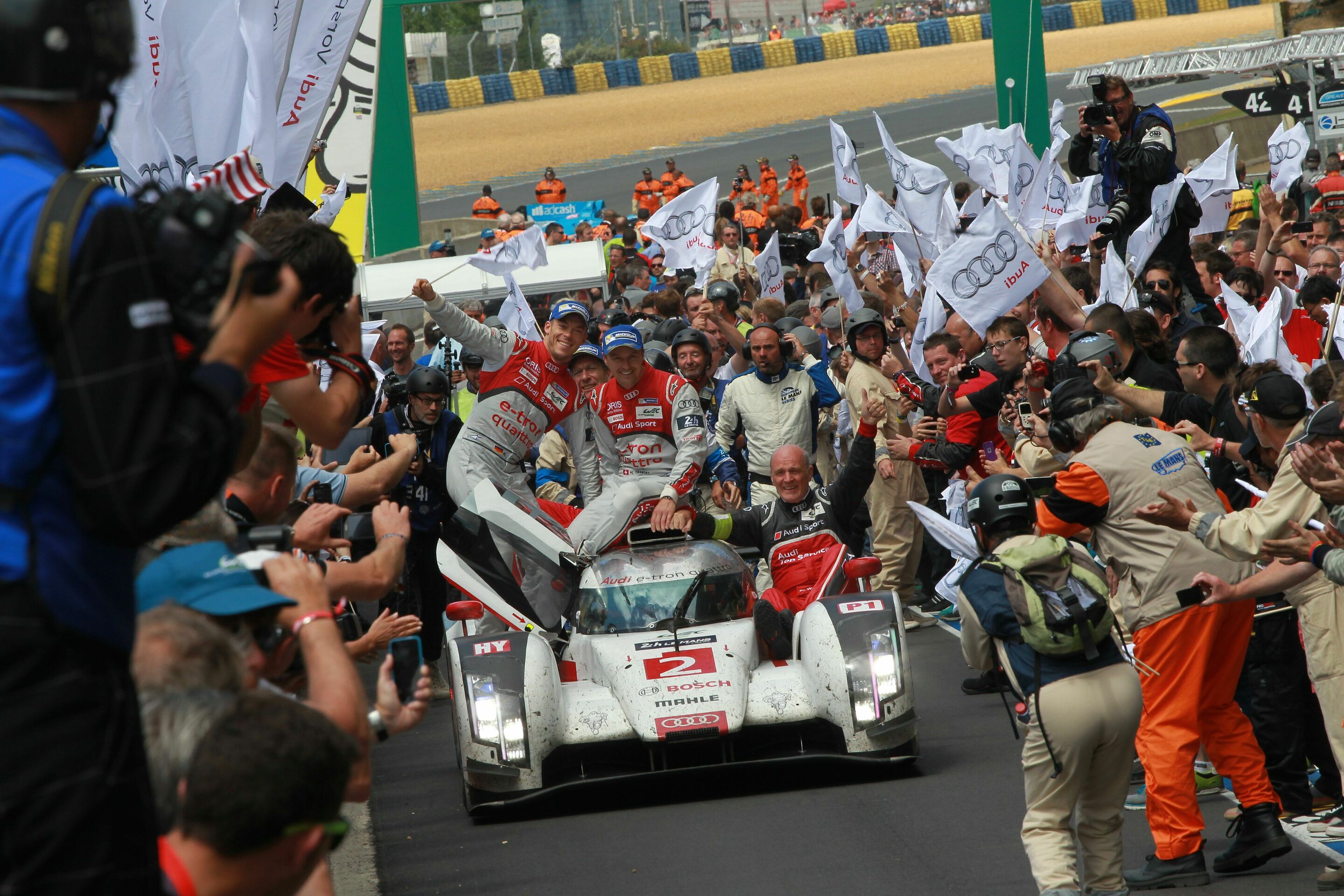 24h Le Mans 2014 - Der Audi R18 e-tron quattro #2 gewinnt die 24h Le Mans 2014 mit Marcel Fässler, André Lotterer, Benoît Tréluyer