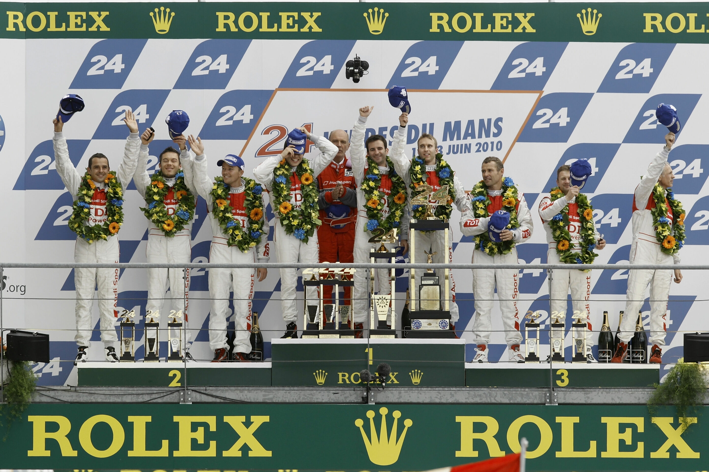 24h Le Mans 2010 - 24h Le Mans 2010, Siegerehrung mit Benoît Tréluyer, André Lotterer, Marcel Fässler, Mike Rockenfeller, Dr. Wolfgang Ullrich, Romain Dumas, Timo Bernhard, Tom Kristensen, Allan McNish, Dindo Capello