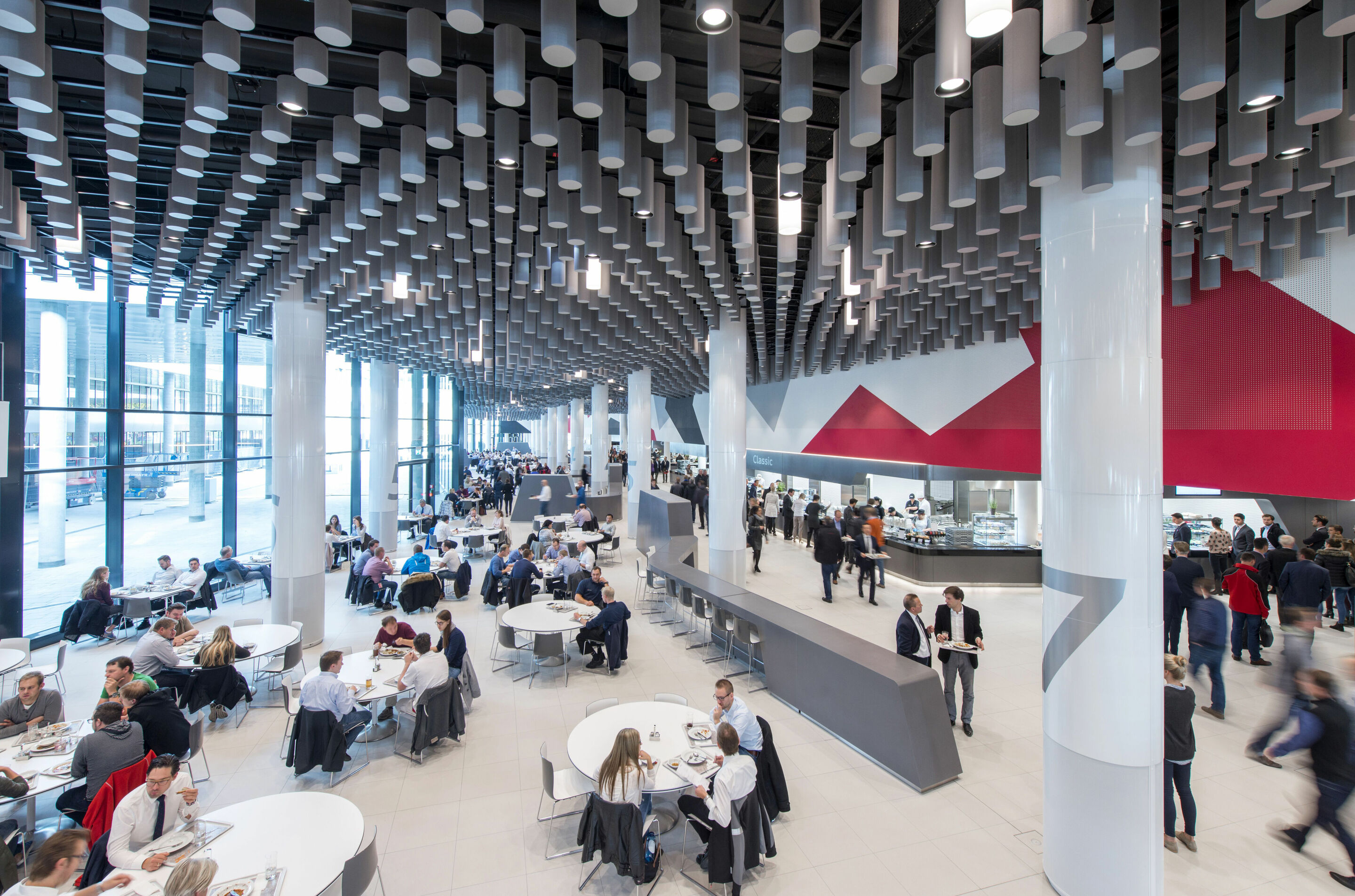 Zukunftsweisendes Bürogebäude bei Audi in Ingolstadt - Herzstück ist das neue Betriebsrestaurant mit bis zu 1.500 Sitzplätzen. An fünf Countern können die Audi-Mitarbeiter zwischen abwechslungsreichen Speisen wählen. Schalldämmende Zylinder an der Decke...