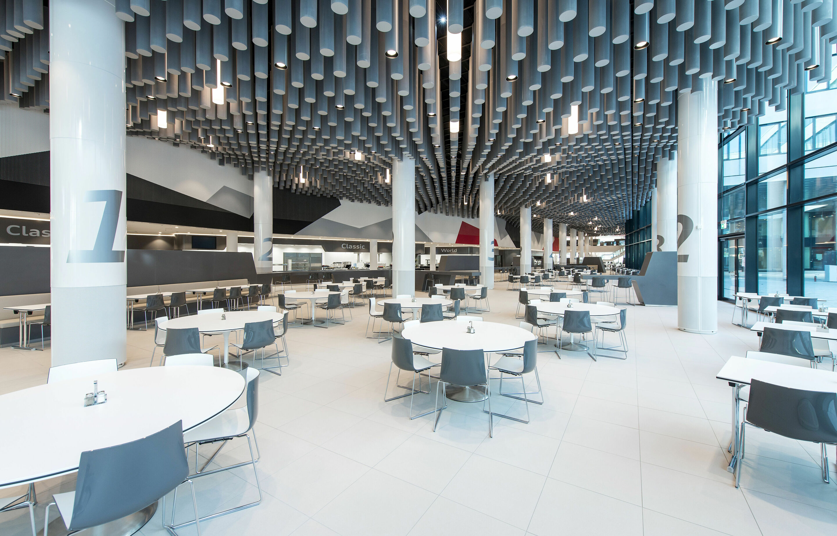 Zukunftsweisendes Bürogebäude bei Audi in Ingolstadt - Herzstück ist das neue Betriebsrestaurant mit bis zu 1.500 Sitzplätzen. An fünf Countern können die Audi-Mitarbeiter zwischen abwechslungsreichen Speisen wählen. Schalldämmende Zylinder an der Decke...