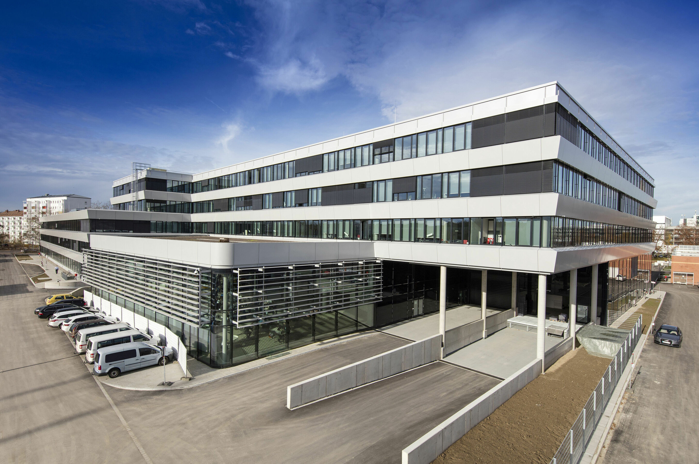 More room for the modern way of working: new office complex for Audi in Ingolstadt - Covering a total area of 24,500 square meters (263,716 sq ft) Audi is making room for a total 2,500 employees. Thanks to a phased construction process, the three- to...