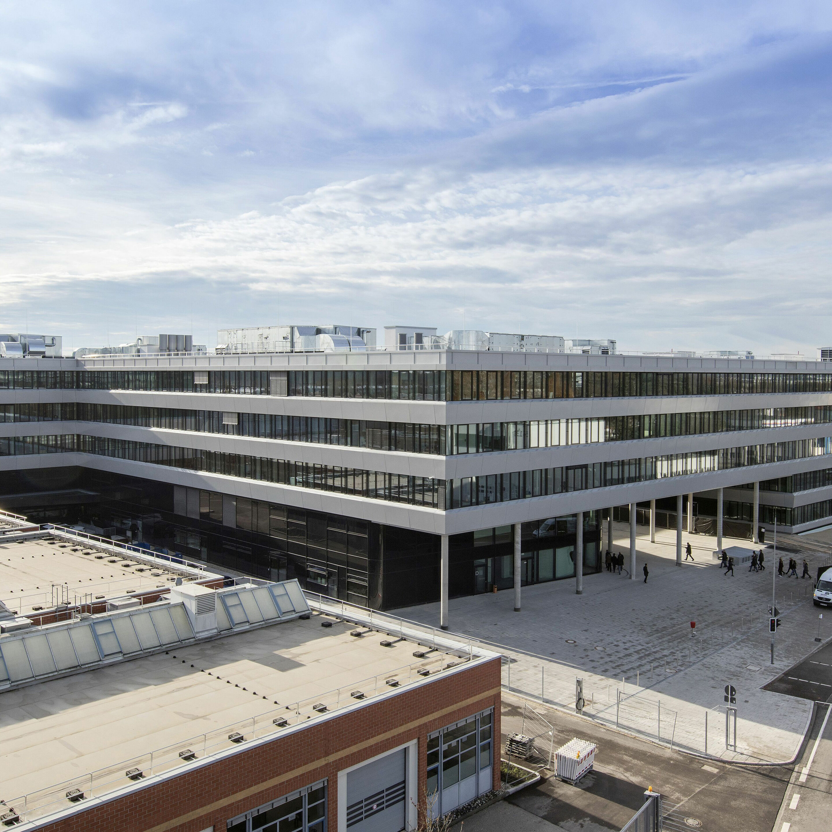 More room for the modern way of working: new office complex for Audi in Ingolstadt - Covering a total area of 24,500 square meters (263,716 sq ft) Audi is making room for a total 2,500 employees. Thanks to a phased construction process, the three- to...