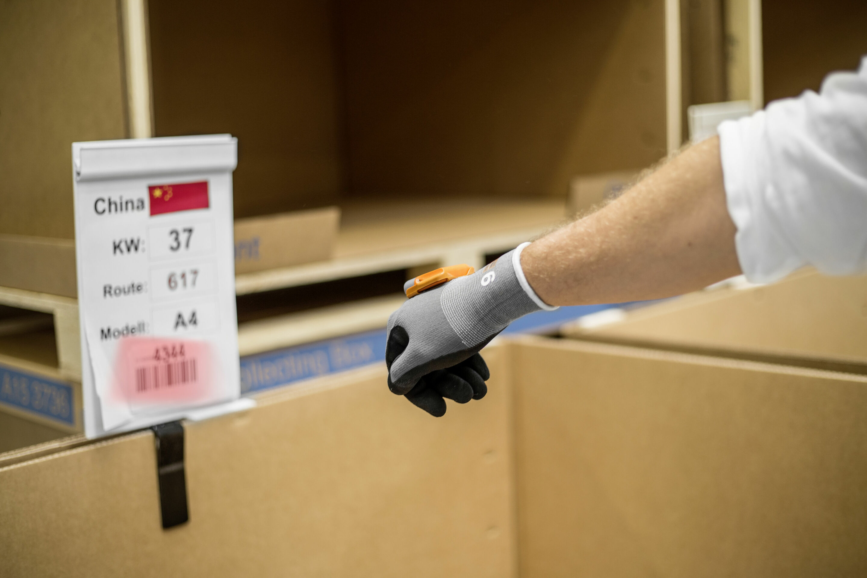 Einsatz Scanner Handschuh „ProGlove“ am Standort Ingolstadt - Scanner Handschuhe erleichtern den Mitarbeitern der internationalen Logistik im Audi Werk Ingolstadt die Arbeit: Für den weltweiten Teileversand nutzen sie den „ProGlove“ Handschuh „Mark“ mit...