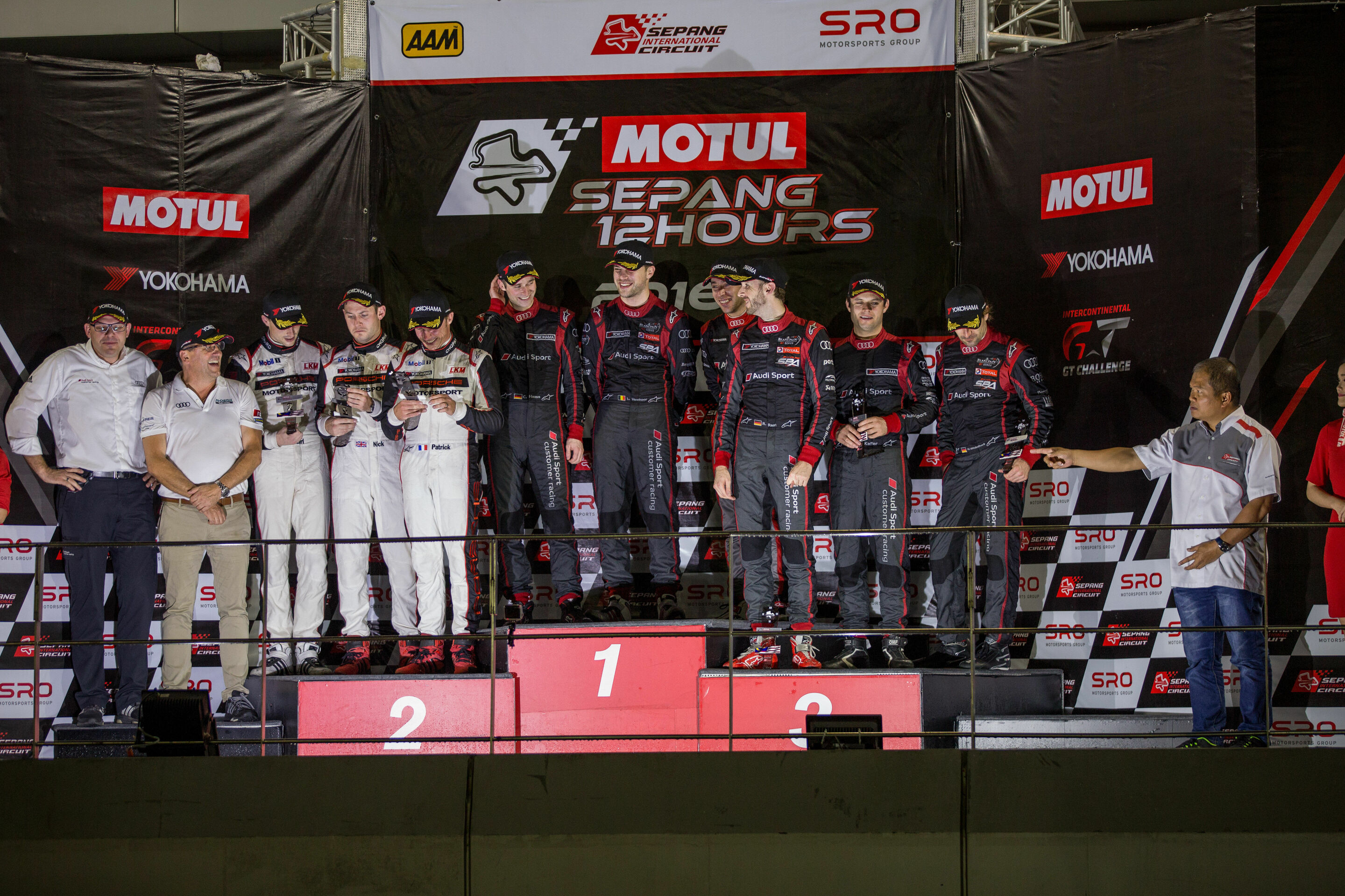 12h Sepang 2016 - Chris Reinke (links außen), Ernst Moser (links), Christopher Haase, Laurens Vanthoor, Robin Frijns, René Rast, Pierre Kaffer, Markus Winkelhock