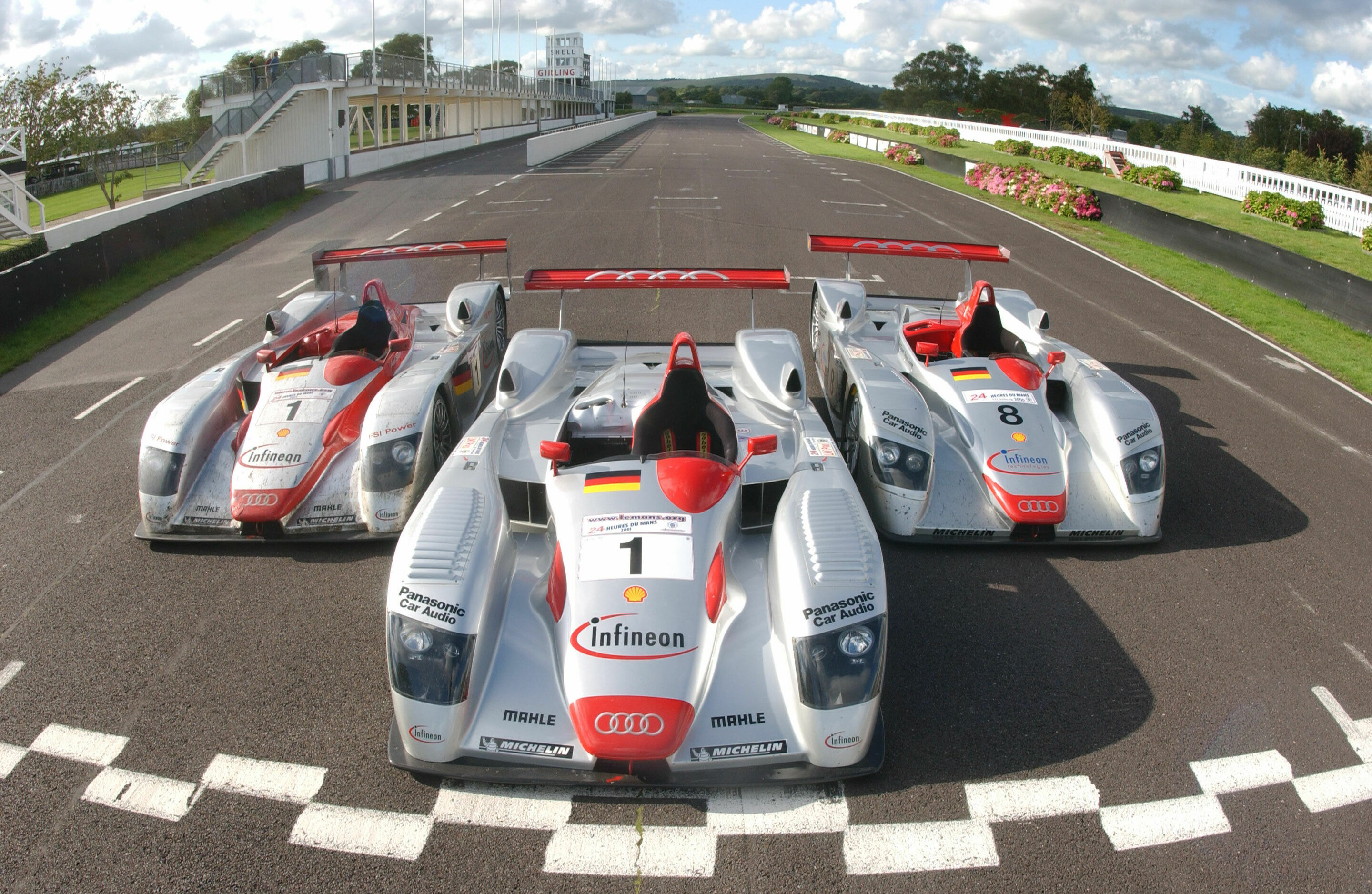 LMP 2002 - Die drei Audi Siegerwagen von Le Mans 2002, 2001 und 2000 (von links nach rechts)