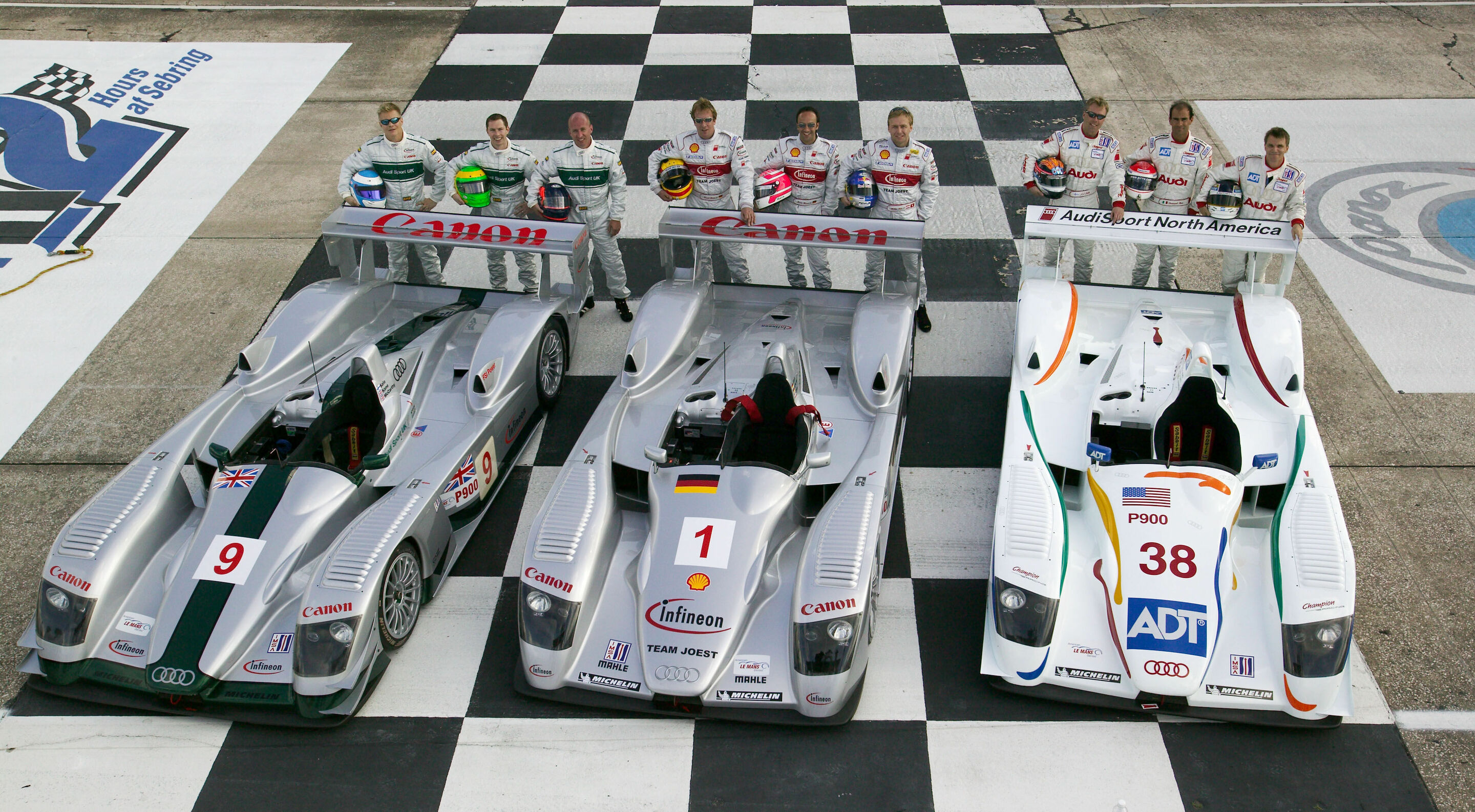 12h Sebring 2003 - Die drei Audi-Teams bei den 12h Sebring mit ihren Fahrern Mika Salo, Jonny Kane, Perry McCarthy, Frank Biela, Marco Werner, Philipp Peter, JJ Lehto, Emanuele Pirro und Stefan Johansson (von links)