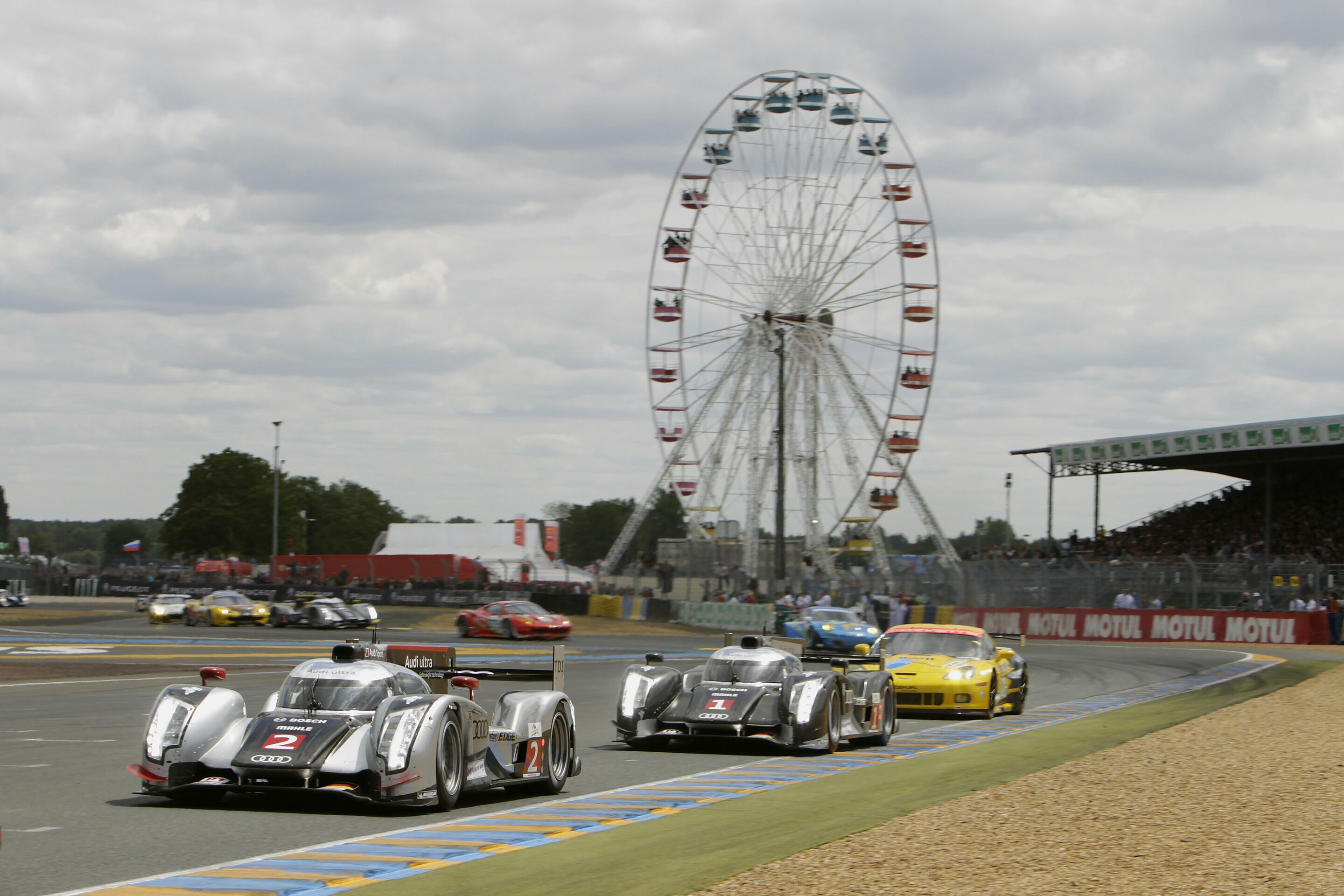24h Le Mans 2011 - Audi R18 #2 (Audi Sport Team Joest), Marcel Fässler, André Lotterer, Benoît Tréluyer; Audi R18 #1 (Audi Sport Team Joest), Timo Bernhard, Romain Dumas, Mike Rockenfeller