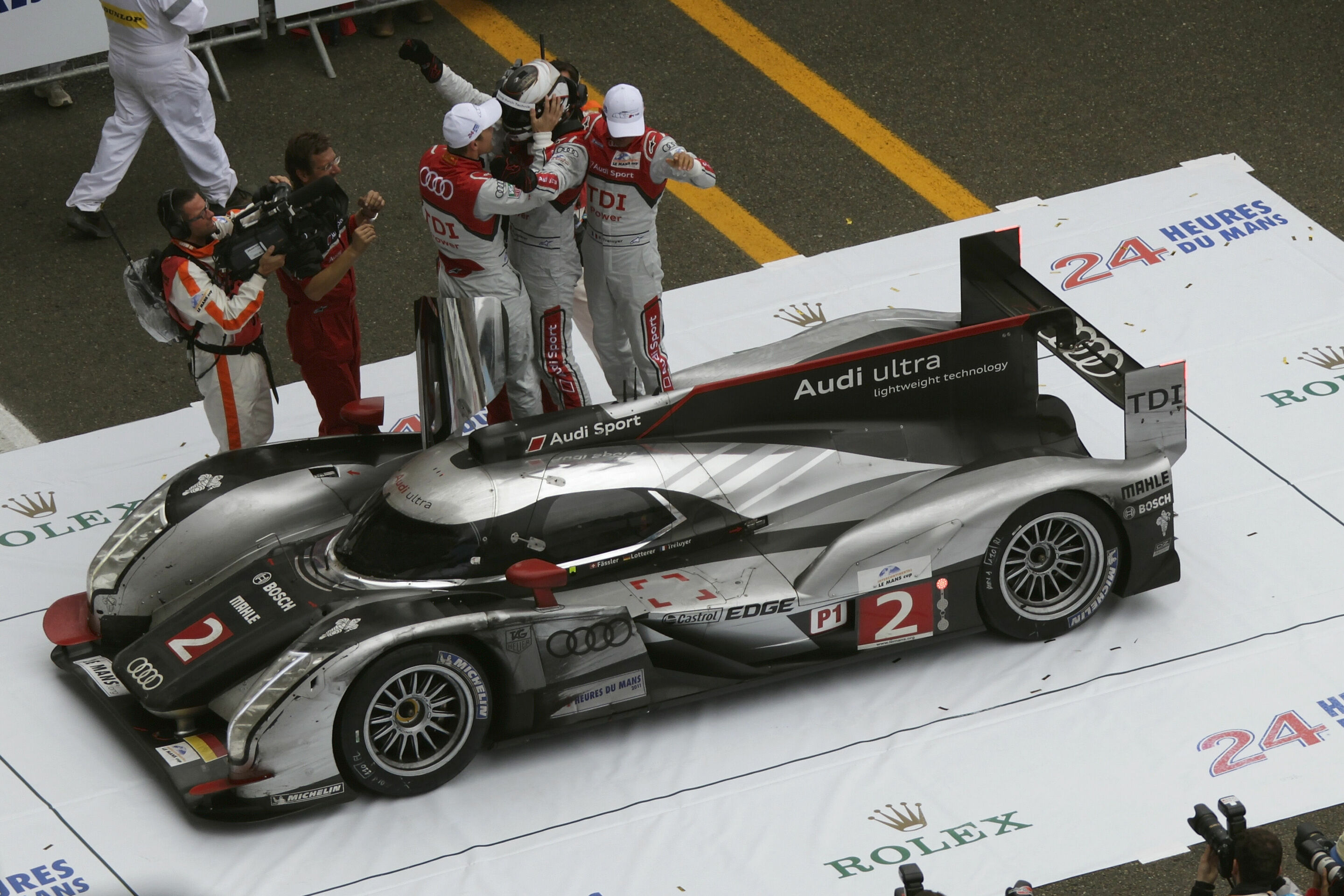 24h Le Mans 2011, Podium - Audi R18 #2 (Audi Sport Team Joest), Marcel Fässler, André Lotterer, Benoît Tréluyer