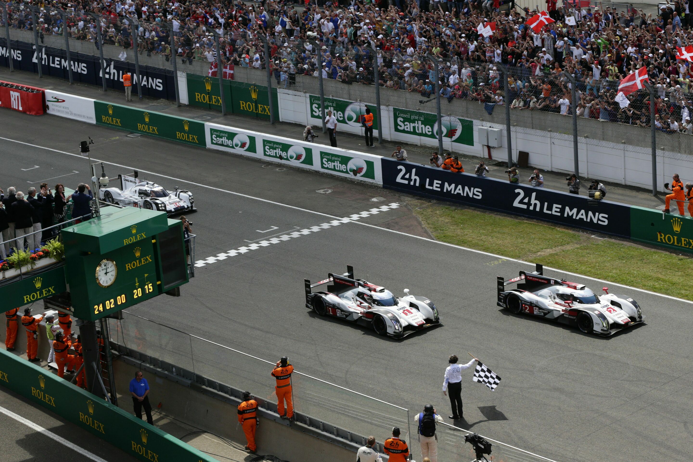 24h Le Mans 2014 - Audi R18 e-tron quattro #2 (Audi Sport Team Joest), Marcel Fässler/André Lotterer/Benoît Tréluyer; Audi R18 e-tron quattro #1 (Audi Sport Team Joest), Lucas di Grassi/Tom Kristensen/Marc Gené
