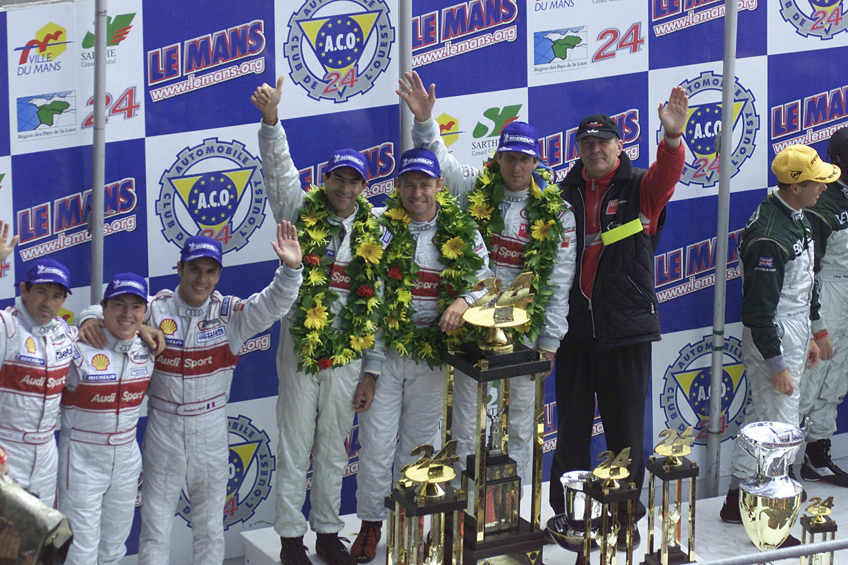 24h Le Mans 2001 - Dindo Capello, Christian Pescatori, Laurent Aiello, Emanuele Pirro, Tom Kristensen, Frank Biela, Dr. Wolfgang Ullrich