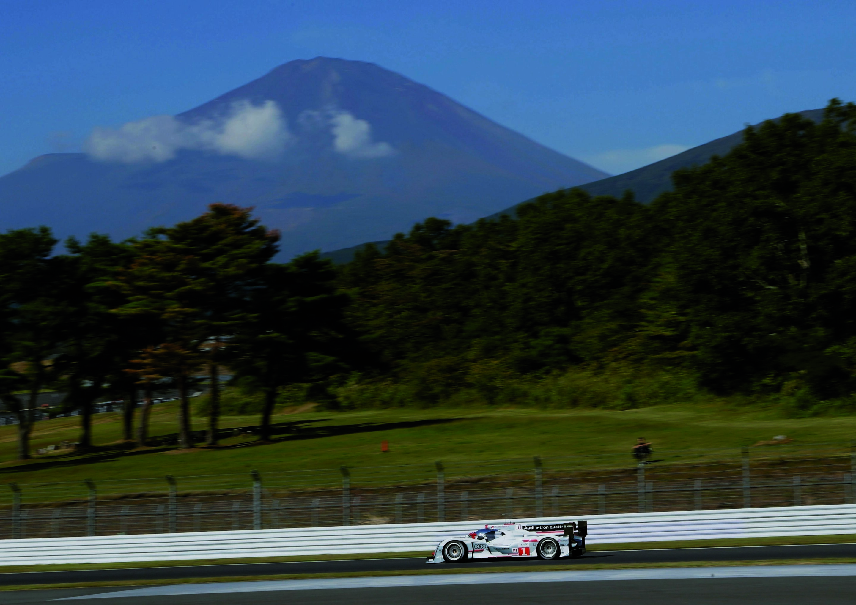 Audi qualifies on front row at Fuji - Good starting base for Audi at the seventh round of the FIA World EnduranceChampionship (WEC): The two Audi R18 e-tron quattro cars will start the race on Sunday from the front two rows. Marcel Fässler/André Lotterer/Benoît...