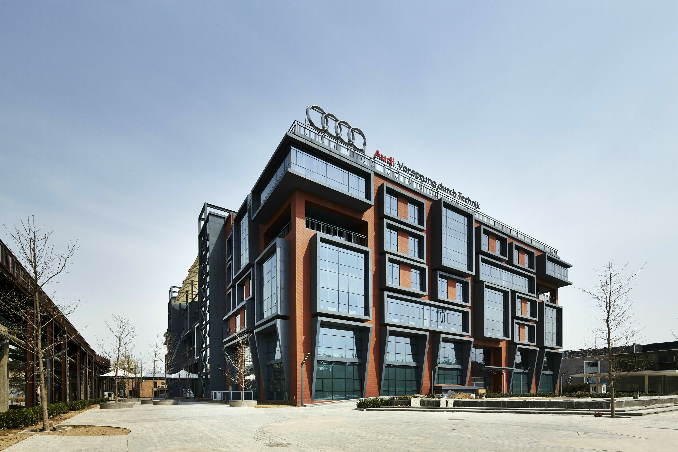 Audi Research & Development-Center in Peking - Die AUDI AG wird ihre Geschäftsaktivitäten auf dem chinesischen Markt weiter ausbauen: In einem 10-Jahres-Plan hat das Unternehmen gemeinsam mit seinem lokalen Partner FAW Group 21 strategische Fokusfelder...